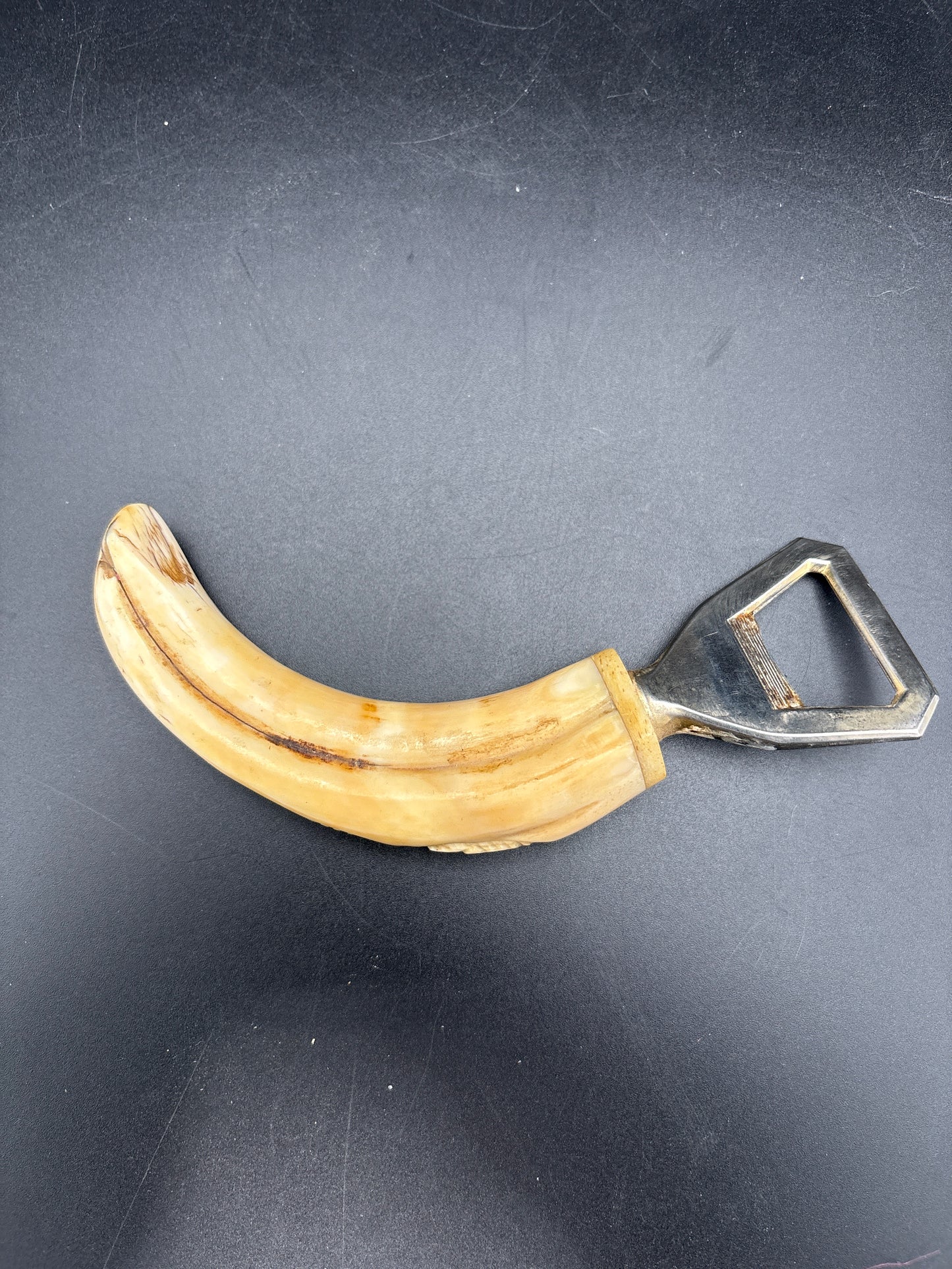 Afrikansk oplukker i messing og Boatusk