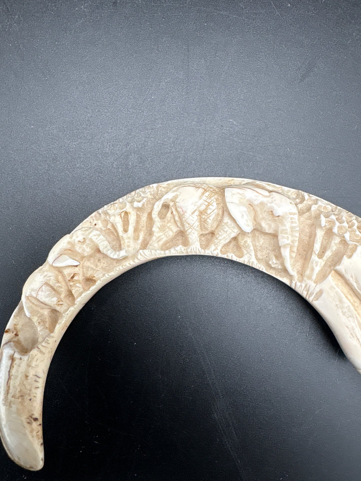 Afrikansk oplukker i messing og Boatusk