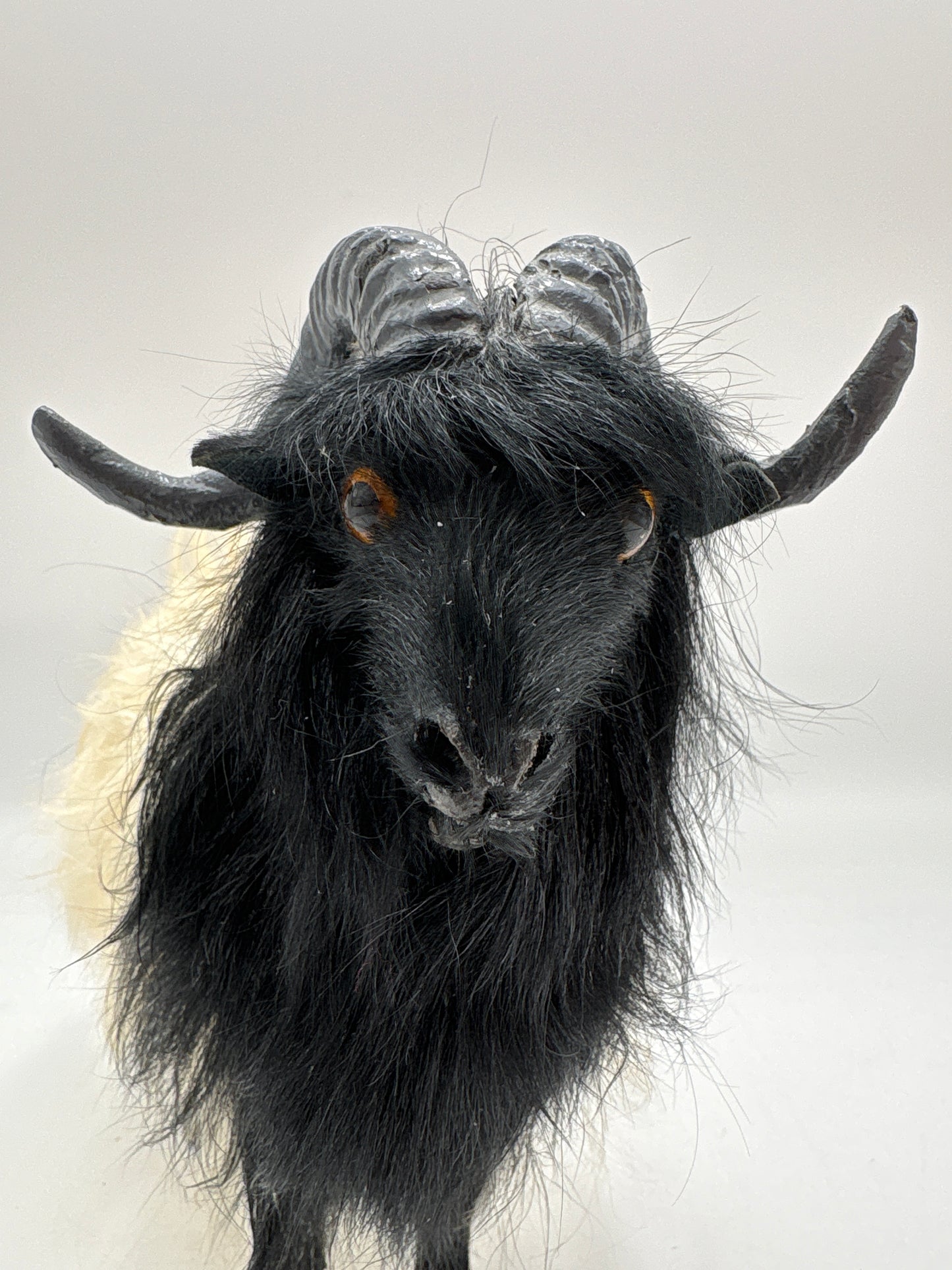 Valais Blackneck goat figur i naturtro kunstpels