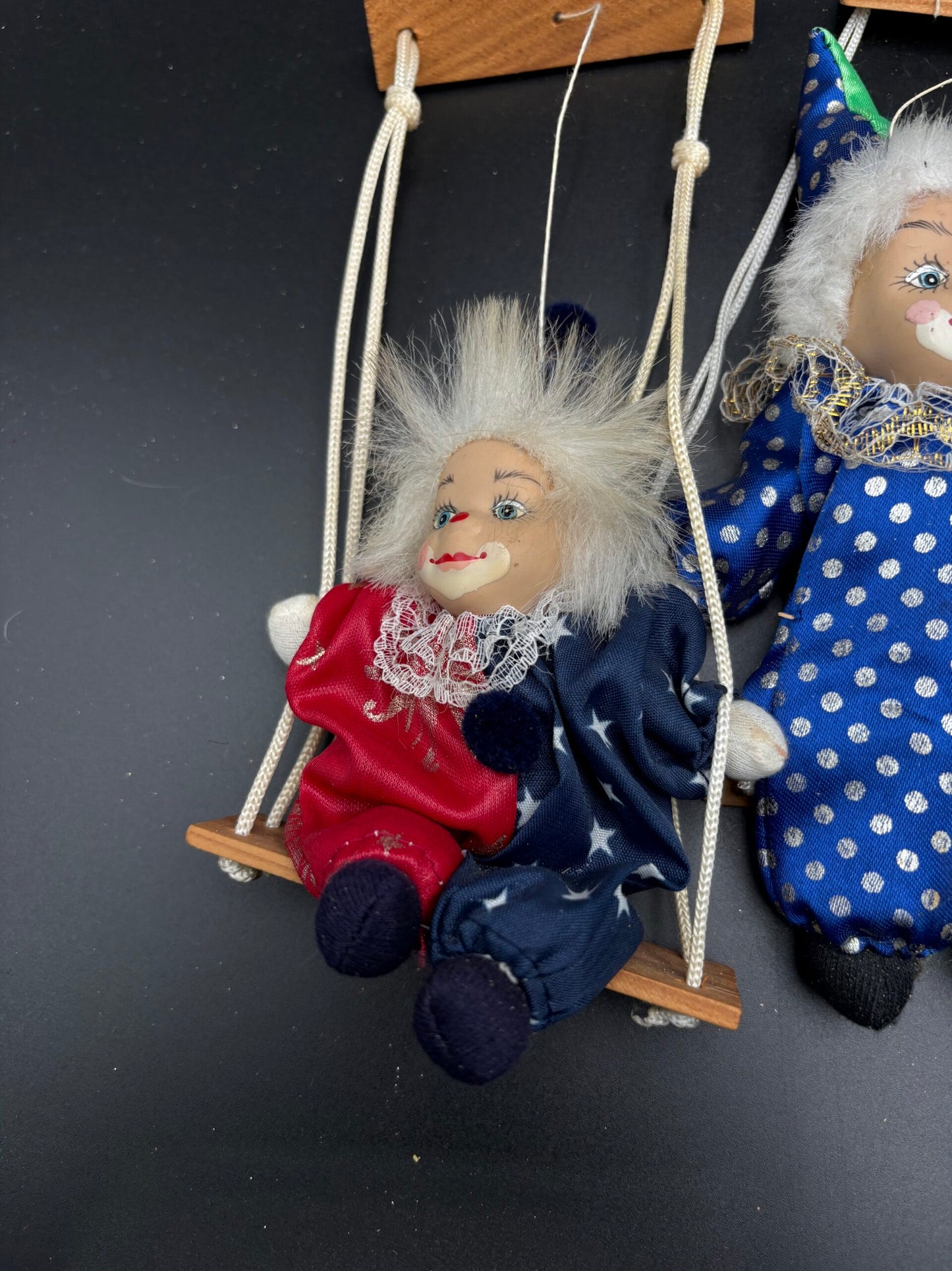 Vintage dukker(L)-Porcelæns klovne på gynge.1 stor og 5 små
