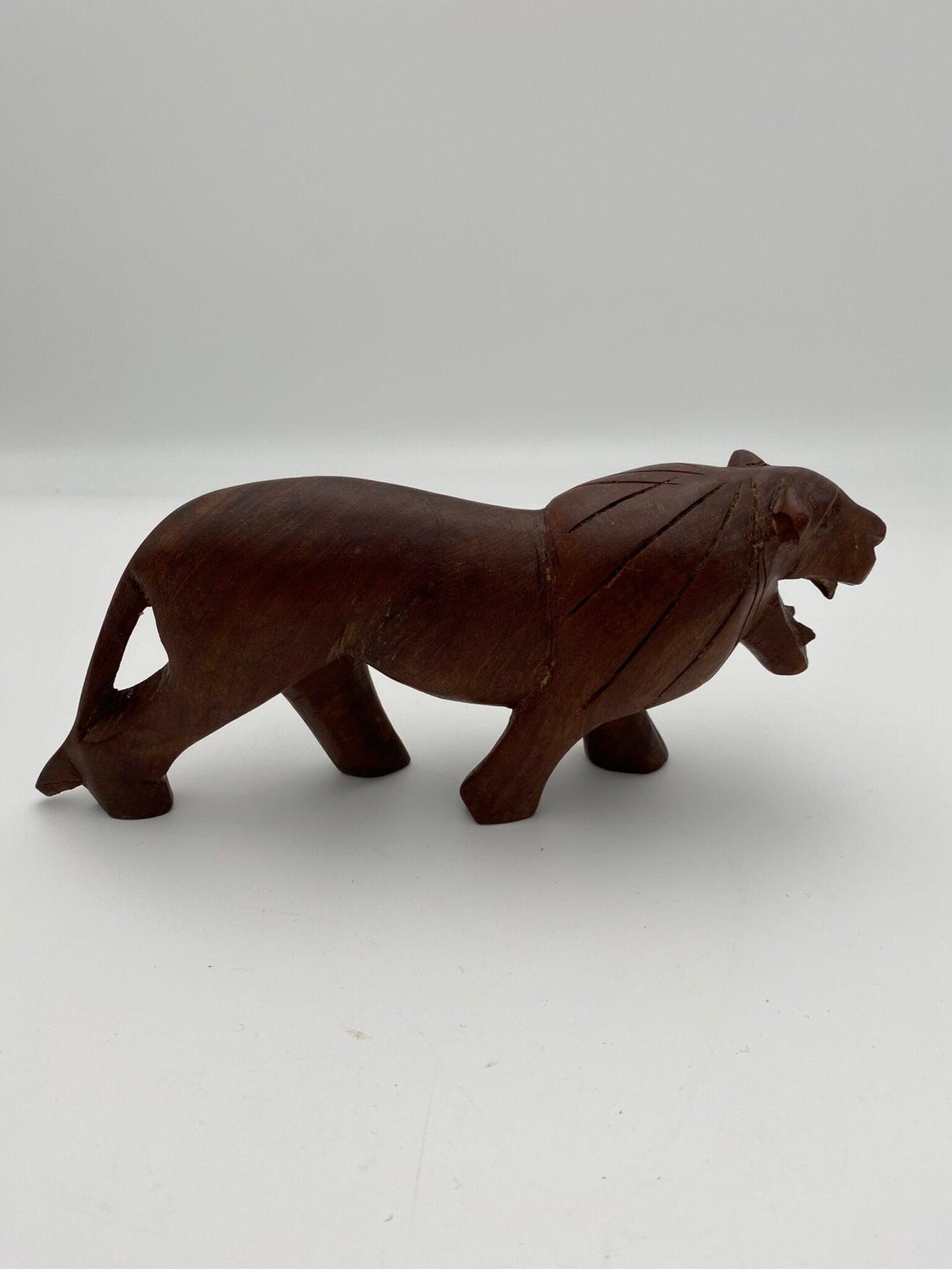 Løve figur i Teak træ