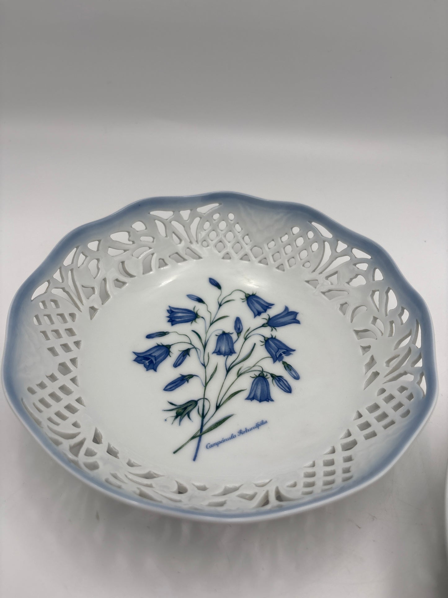 Skål fra Christineholm porcelæn med blå klokkeblomst