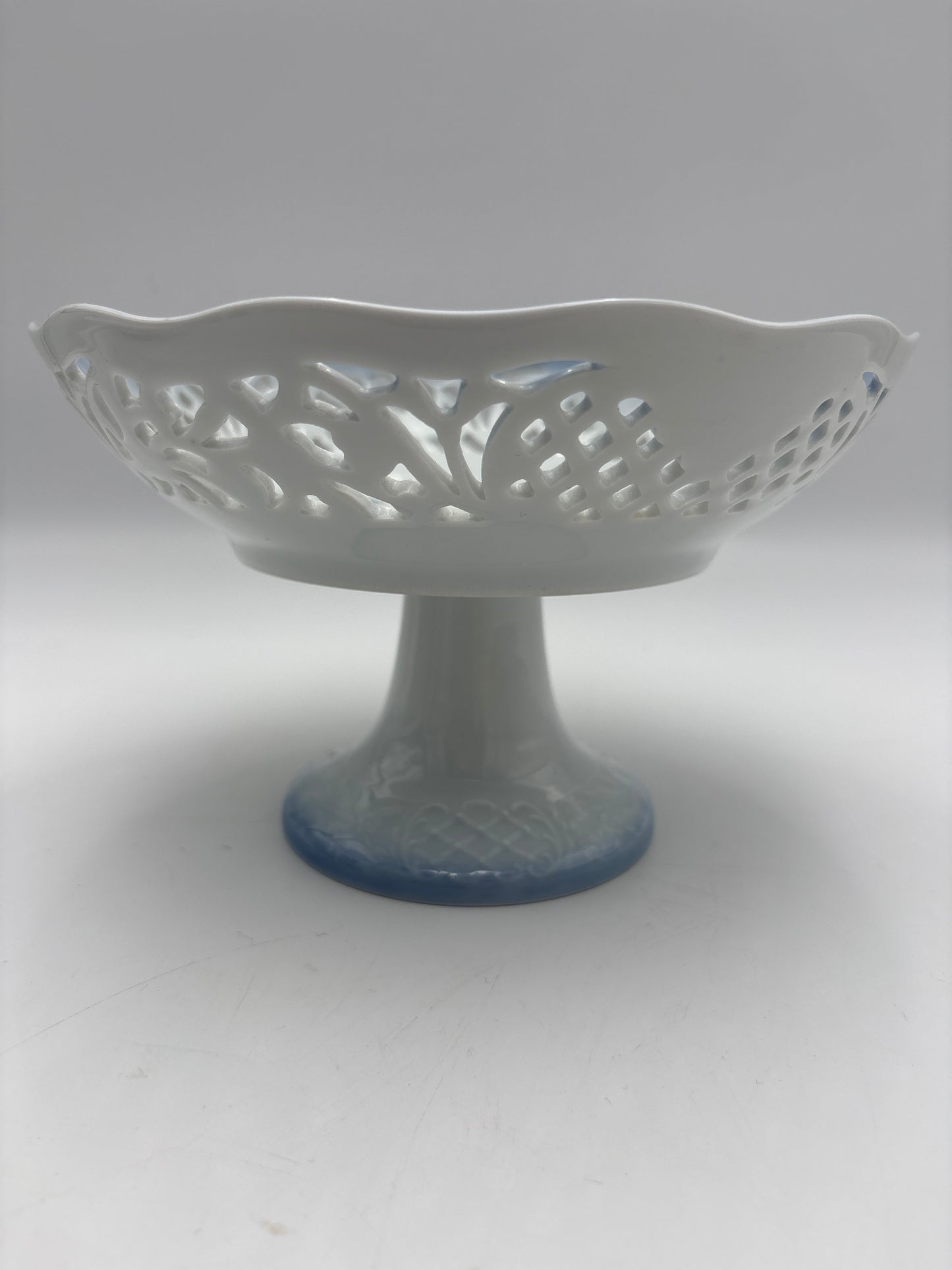 Opsats på fod fra Christineholm porcelæn med blå klokkeblomst