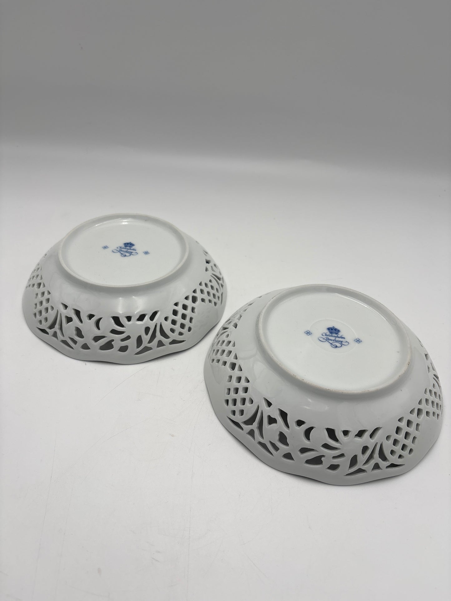 Skål fra Christineholm porcelæn med blå klokkeblomst