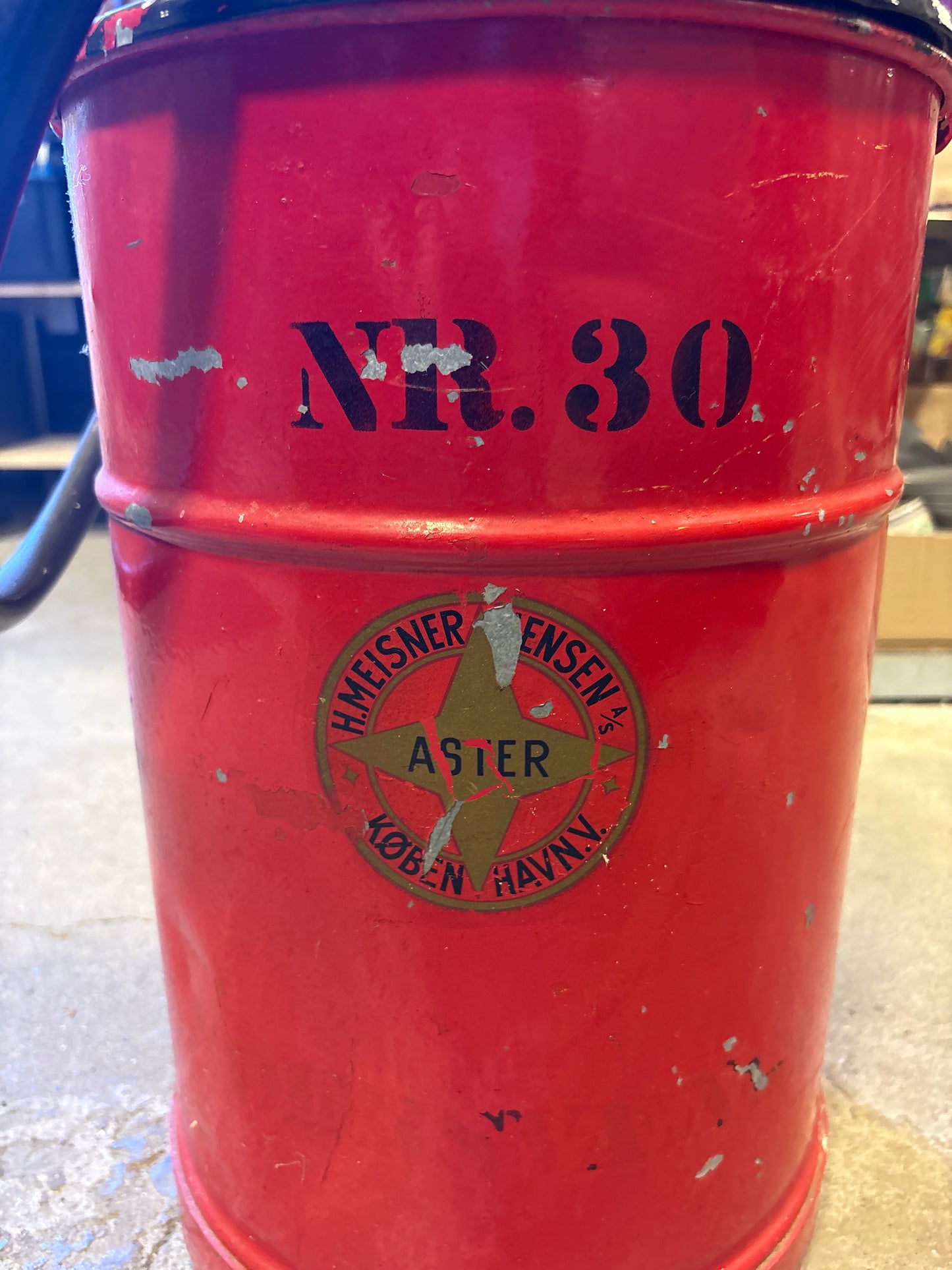 Vintage Brandslukker Model nr.30 "Aster" fra H. Meisner og Jessen i København.