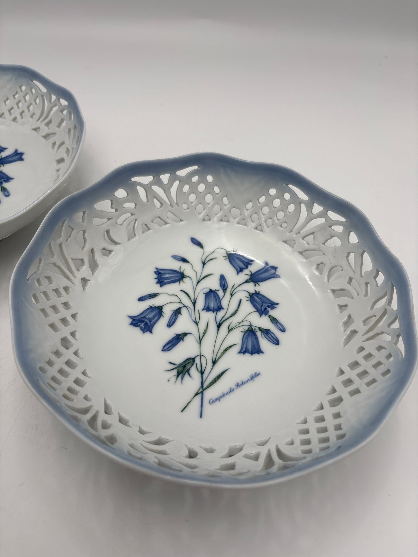 Skål fra Christineholm porcelæn med blå klokkeblomst