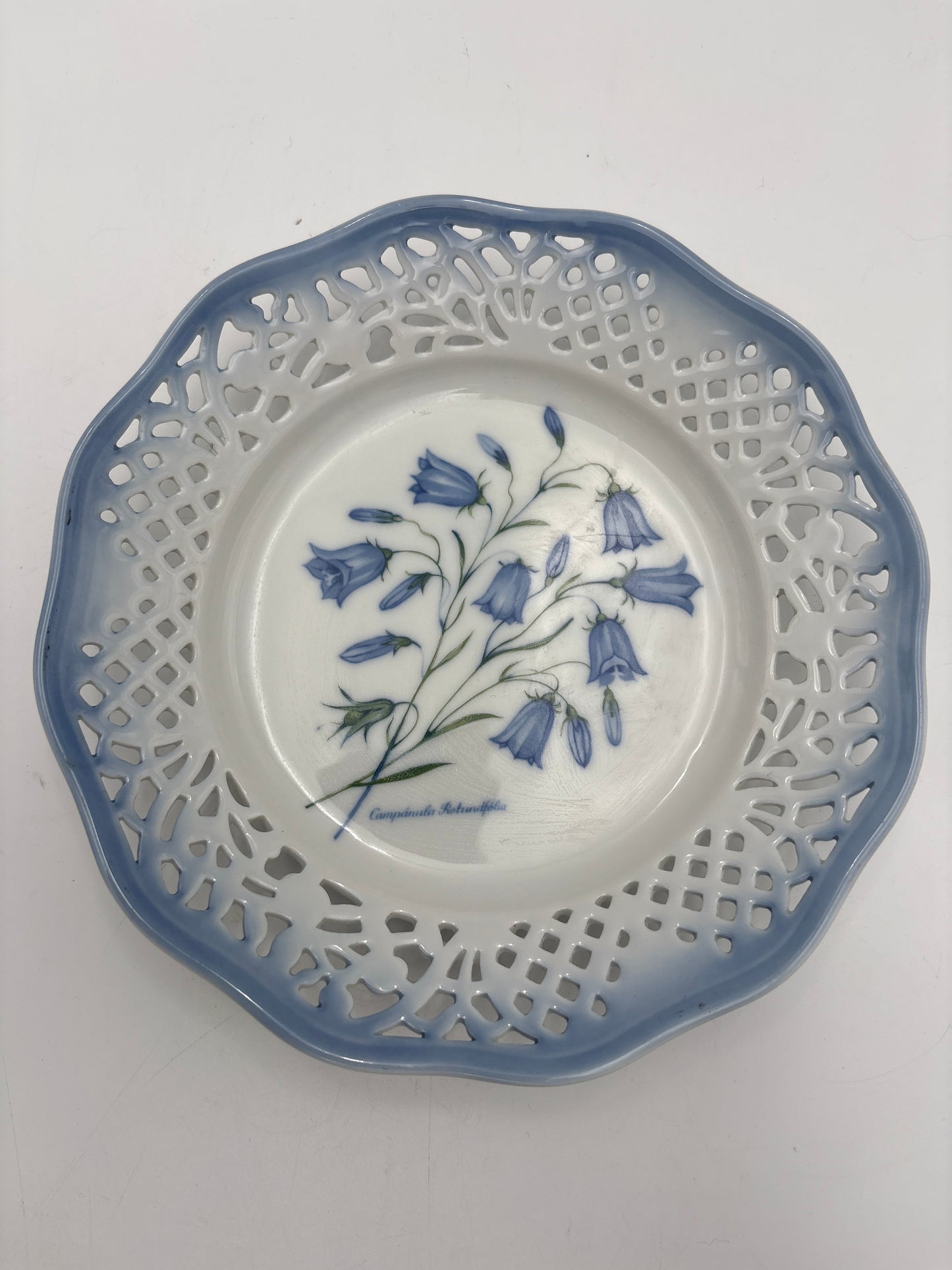 Platte fra Christineholm porcelæn med blå klokkeblomst