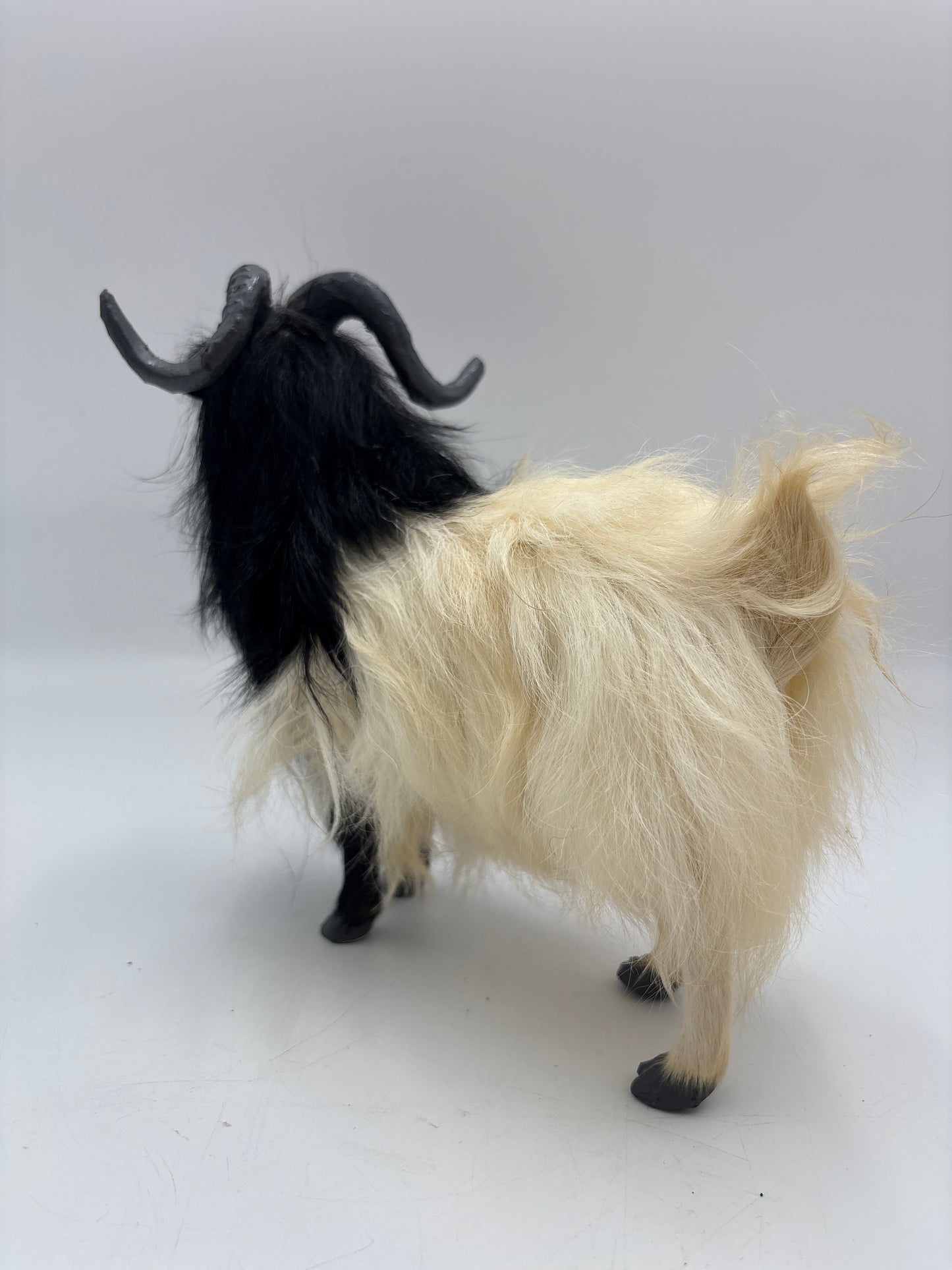 Valais Blackneck goat figur i naturtro kunstpels