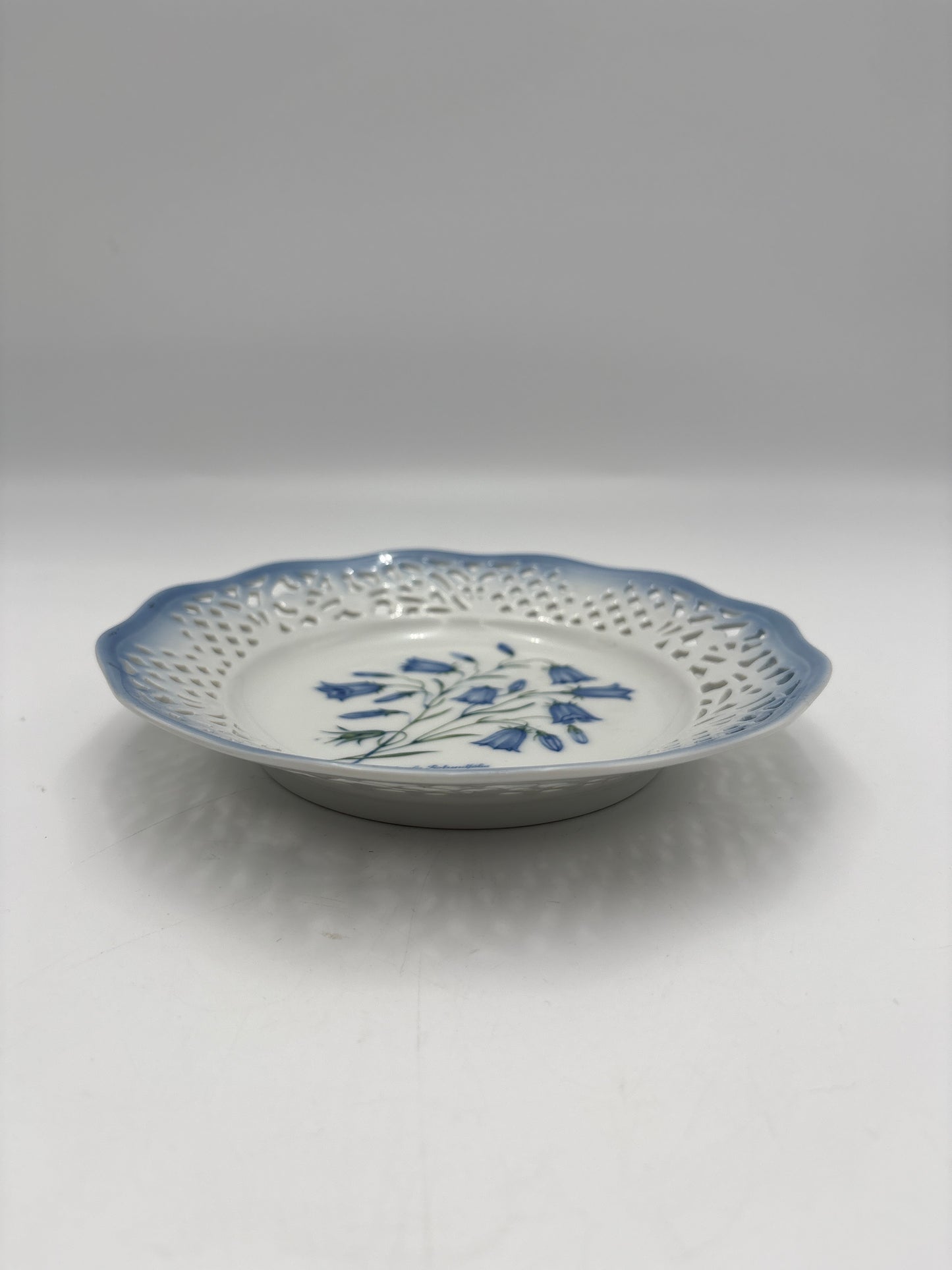 Platte fra Christineholm porcelæn med blå klokkeblomst