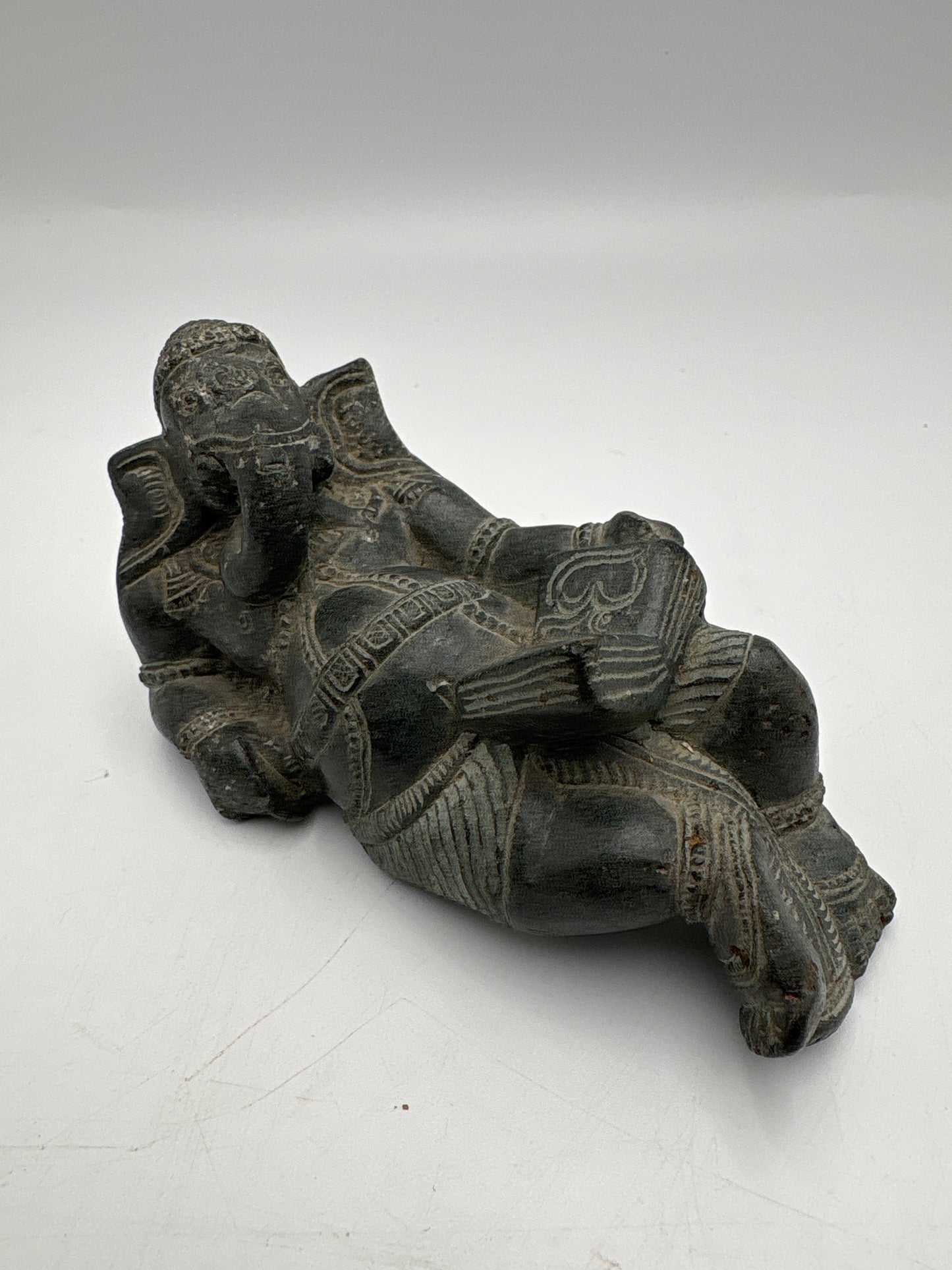 Ganesha figur i fedtsten-Liggende