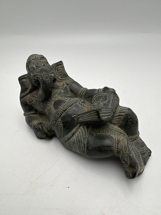 Ganesha figur i fedtsten-Liggende