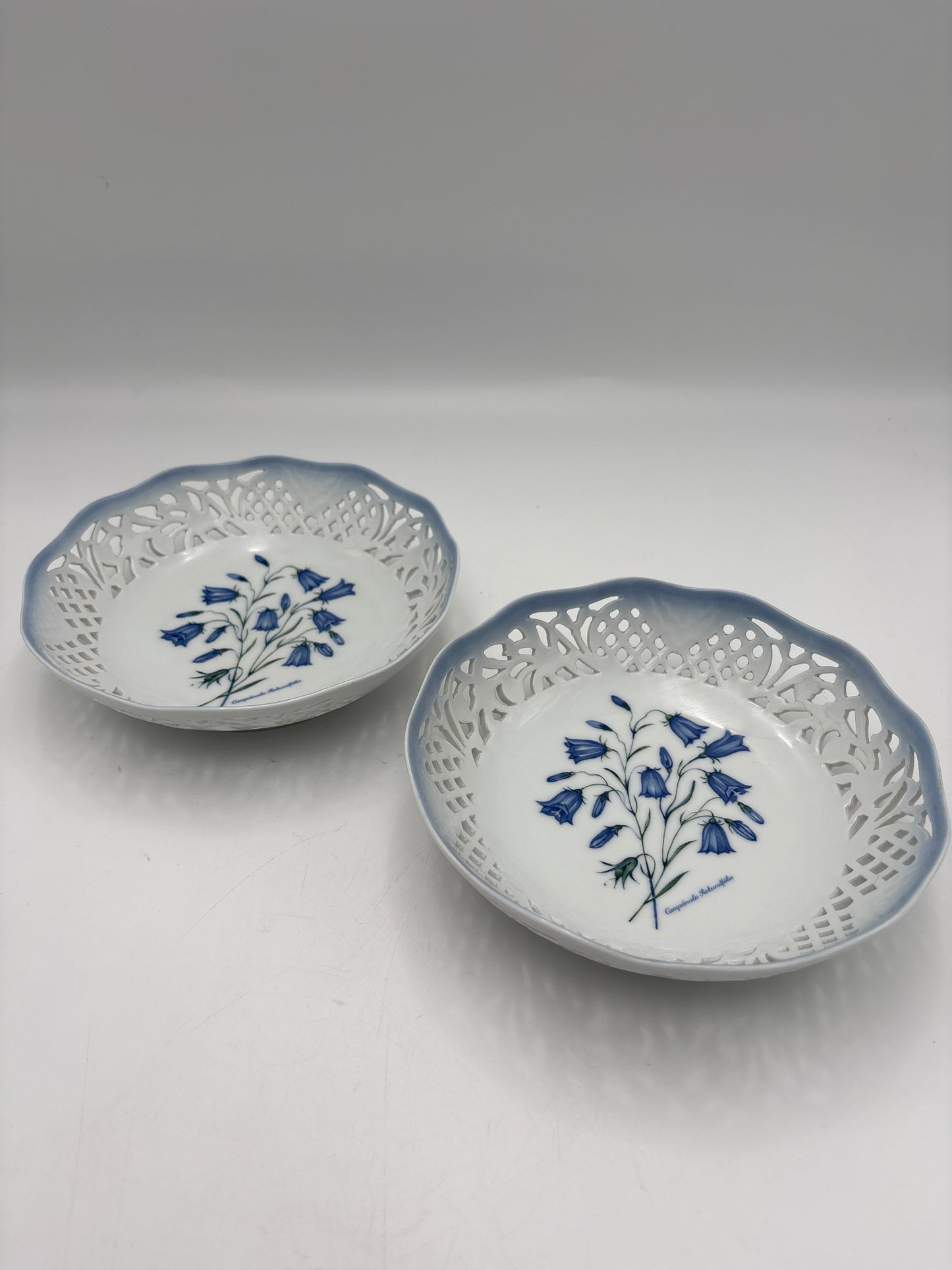 Skål fra Christineholm porcelæn med blå klokkeblomst