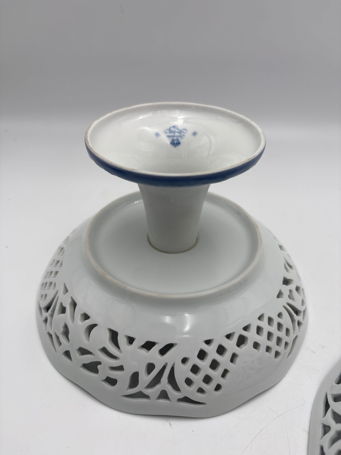 Opsats på fod fra Christineholm porcelæn med blå klokkeblomst