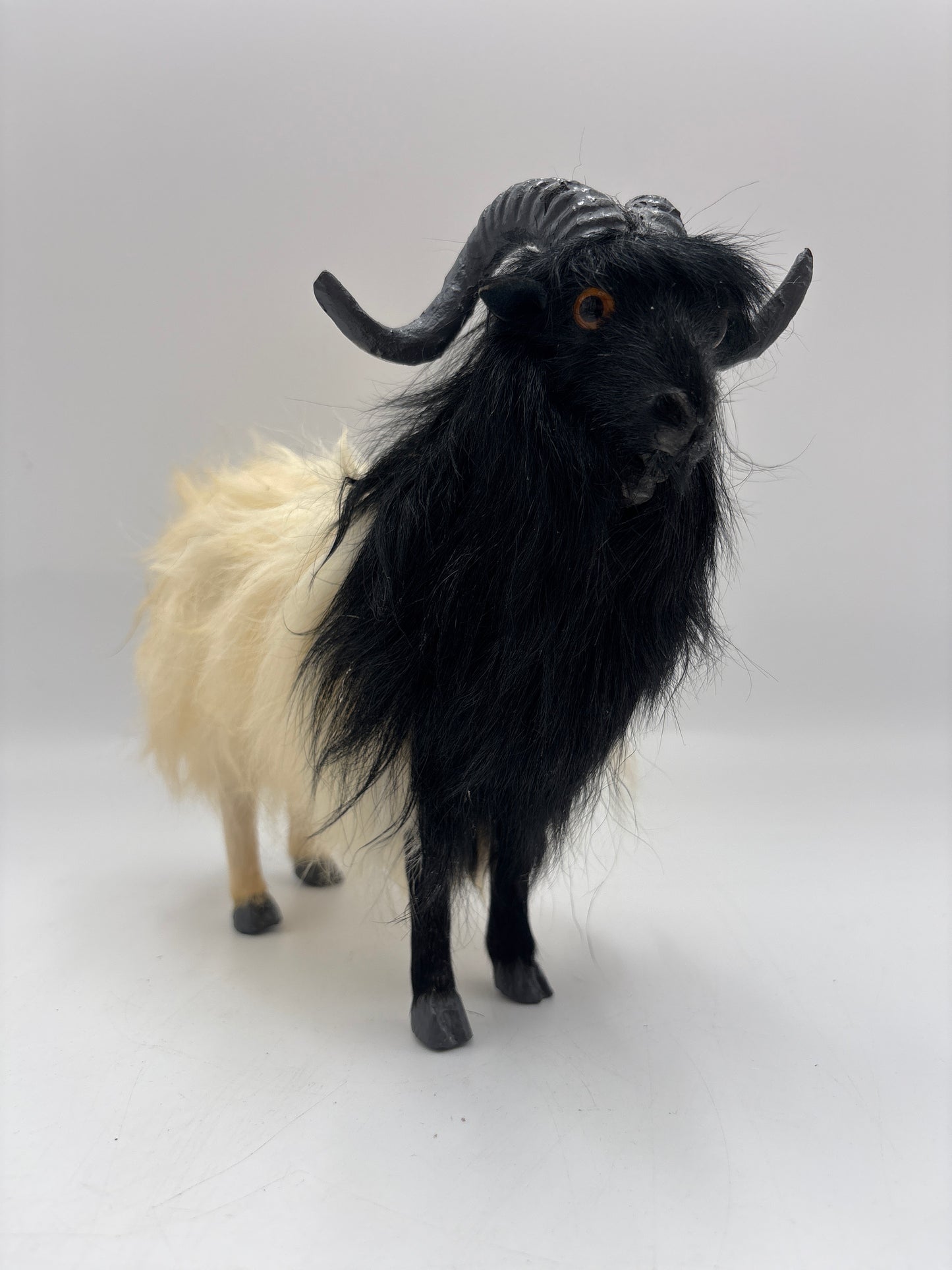 Valais Blackneck goat figur i naturtro kunstpels