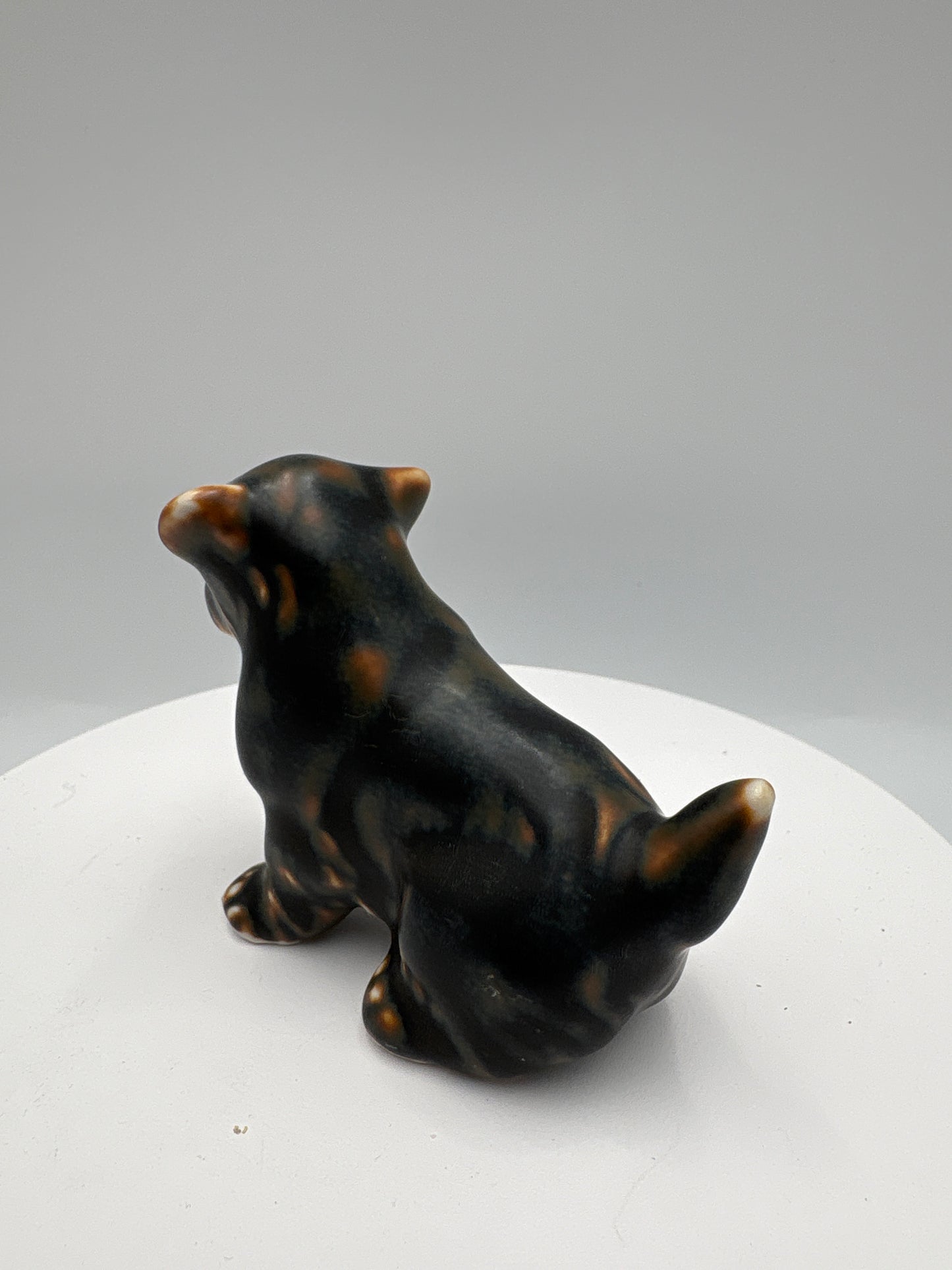 Royal Copenhagen-Jeanne Grut-Hund med løftet forben