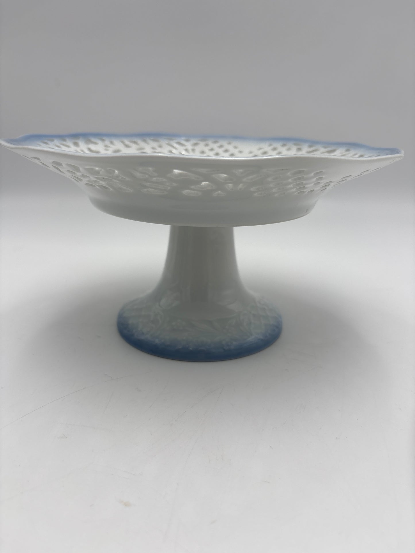 Opsats på fod fra Christineholm porcelæn med blå klokkeblomst