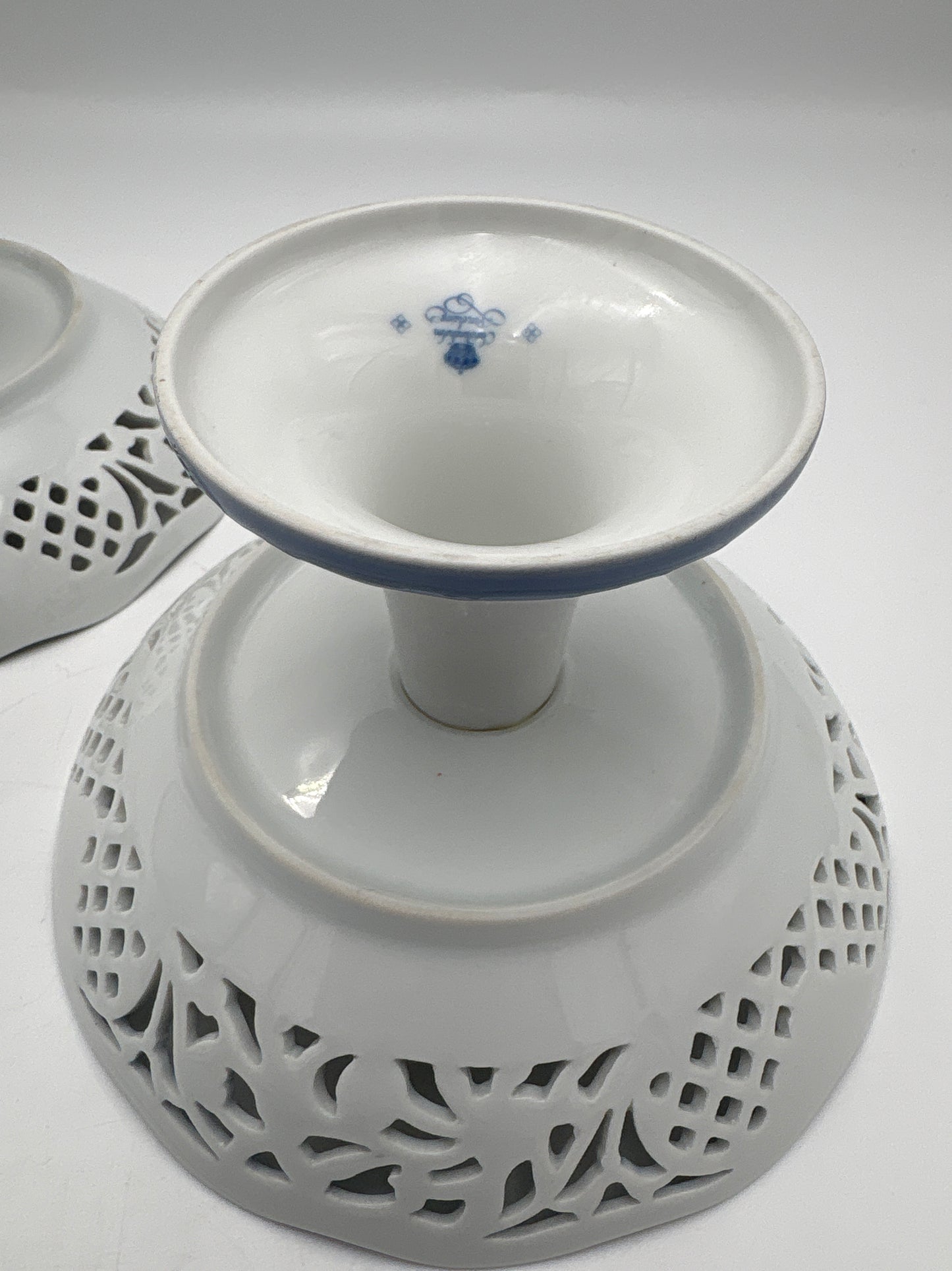 Opsats på fod fra Christineholm porcelæn med blå klokkeblomst