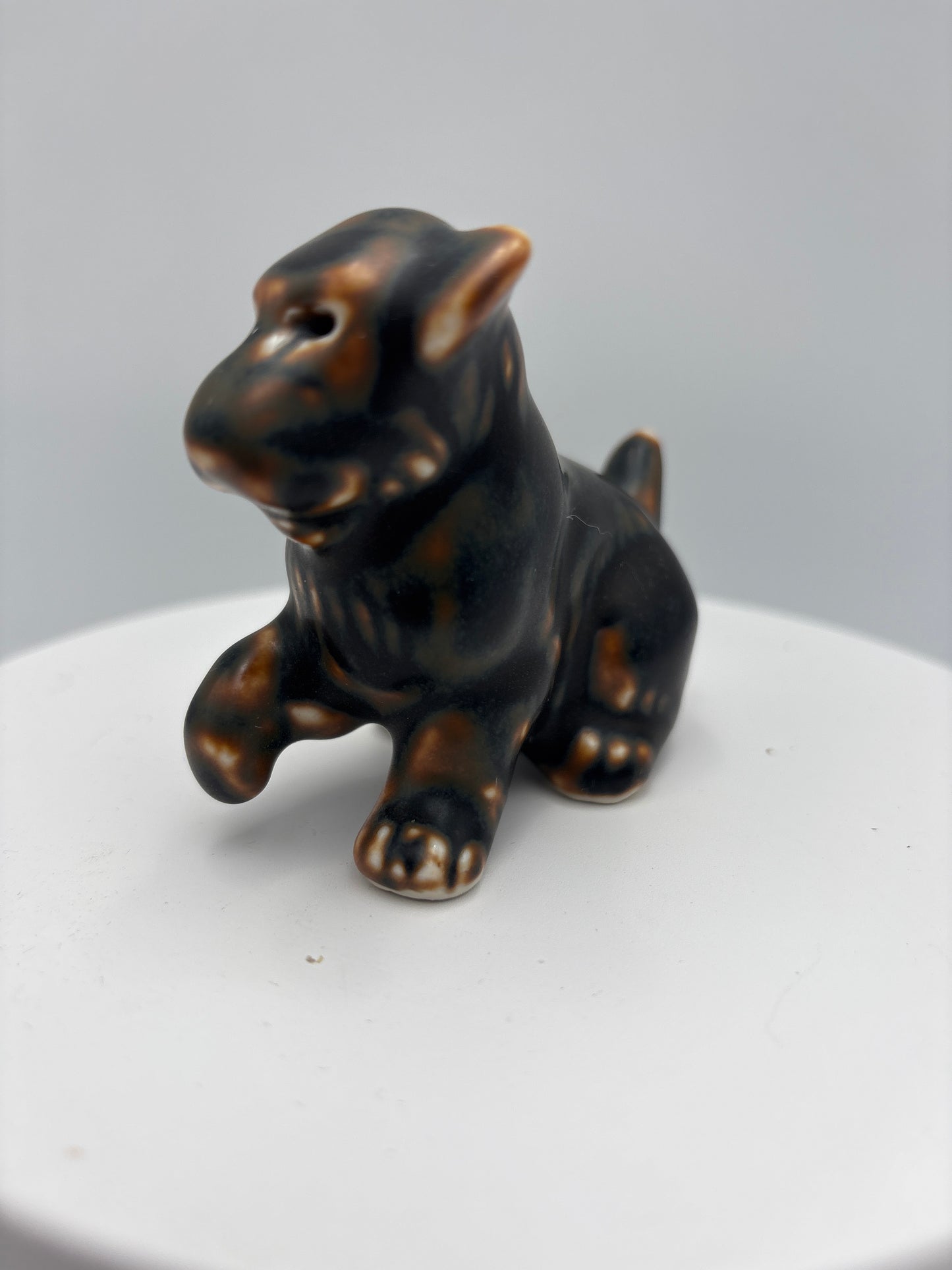 Royal Copenhagen-Jeanne Grut-Hund med løftet forben