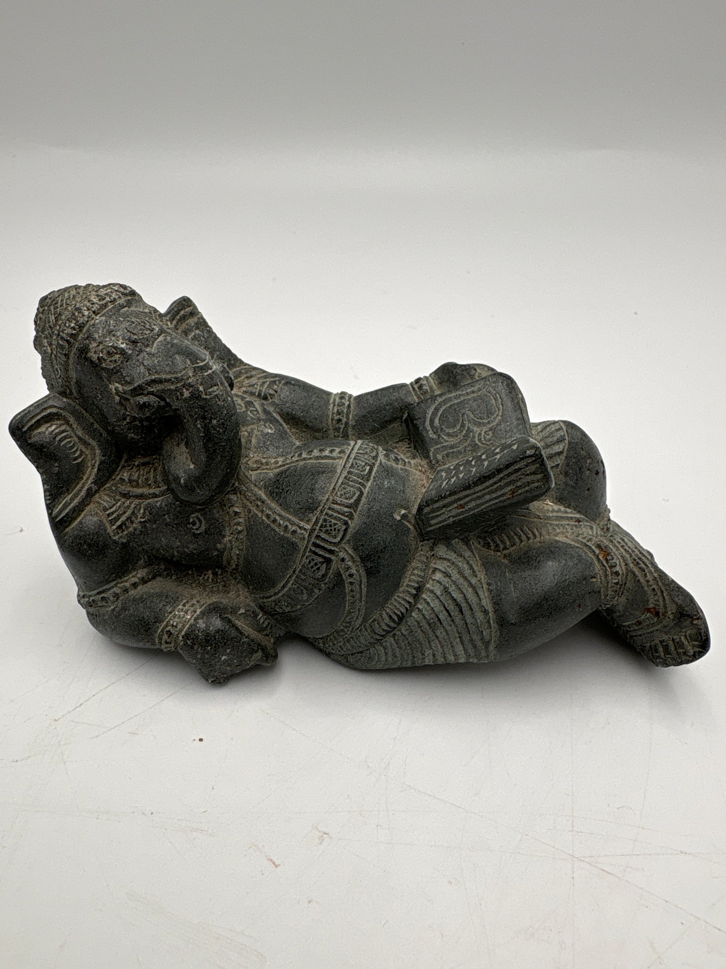 Ganesha figur i fedtsten-Liggende