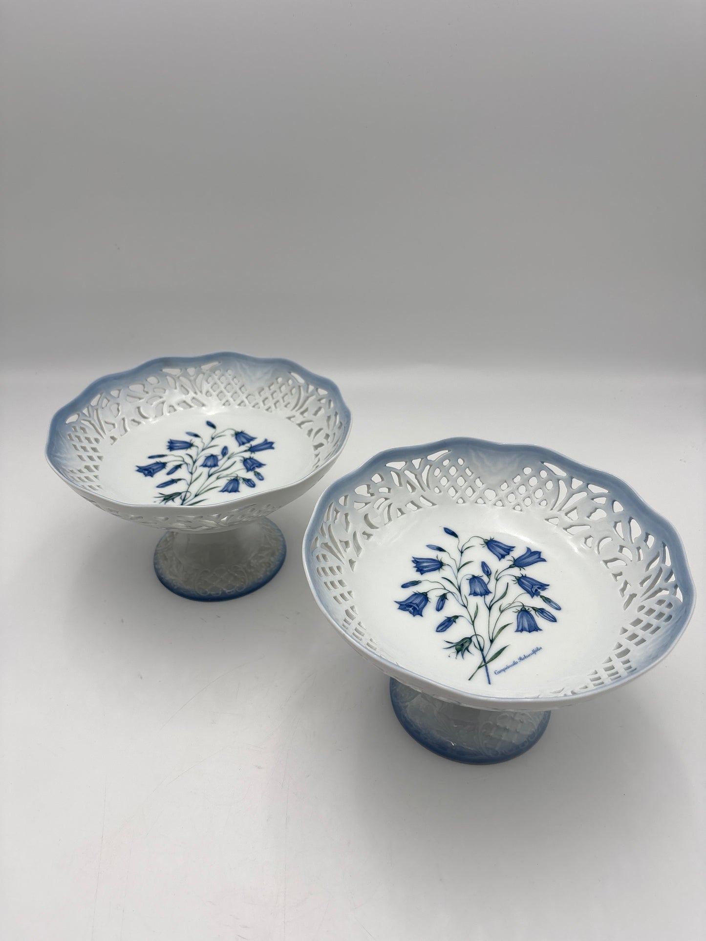 Opsats på fod fra Christineholm porcelæn med blå klokkeblomst