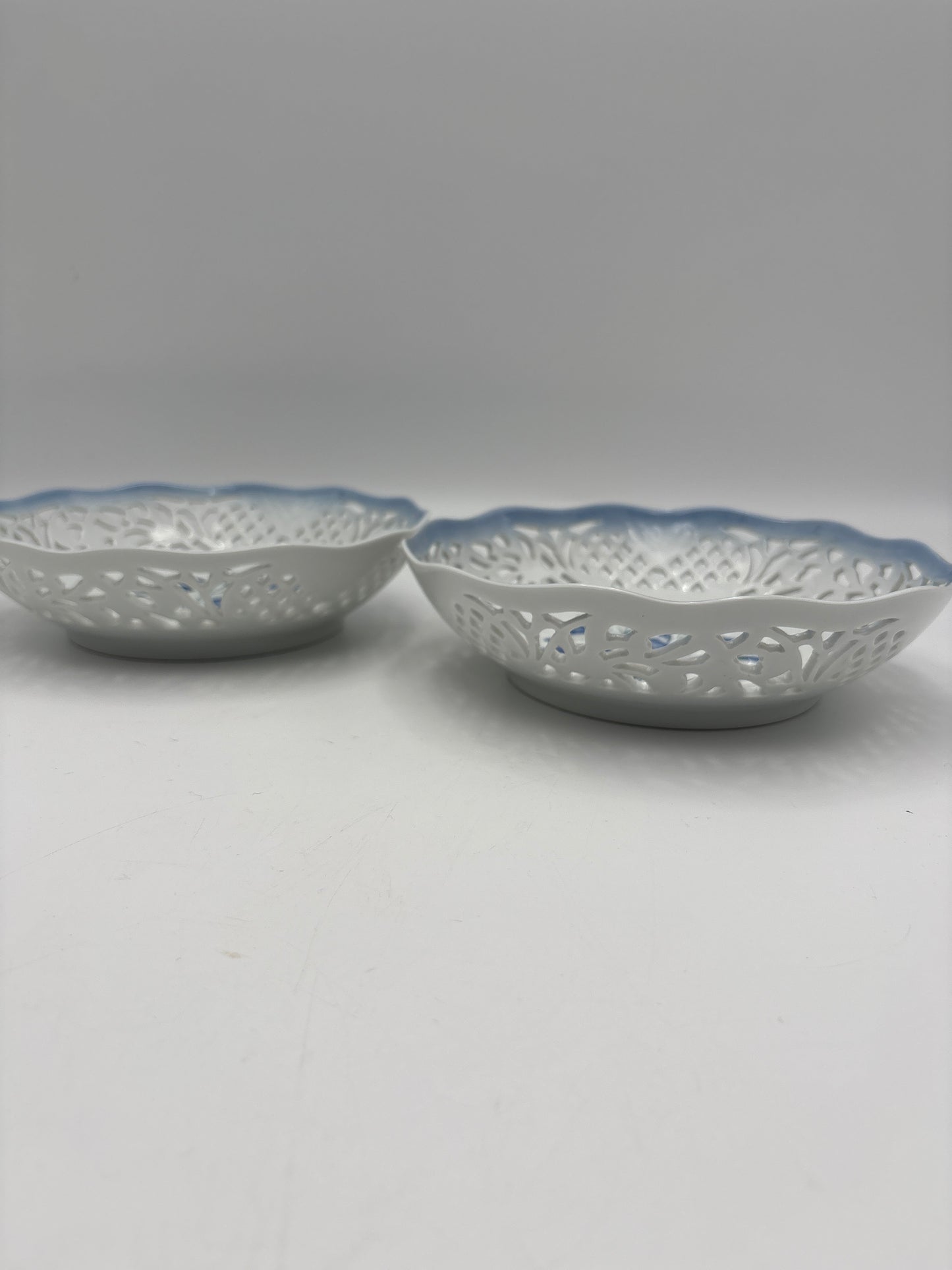 Skål fra Christineholm porcelæn med blå klokkeblomst