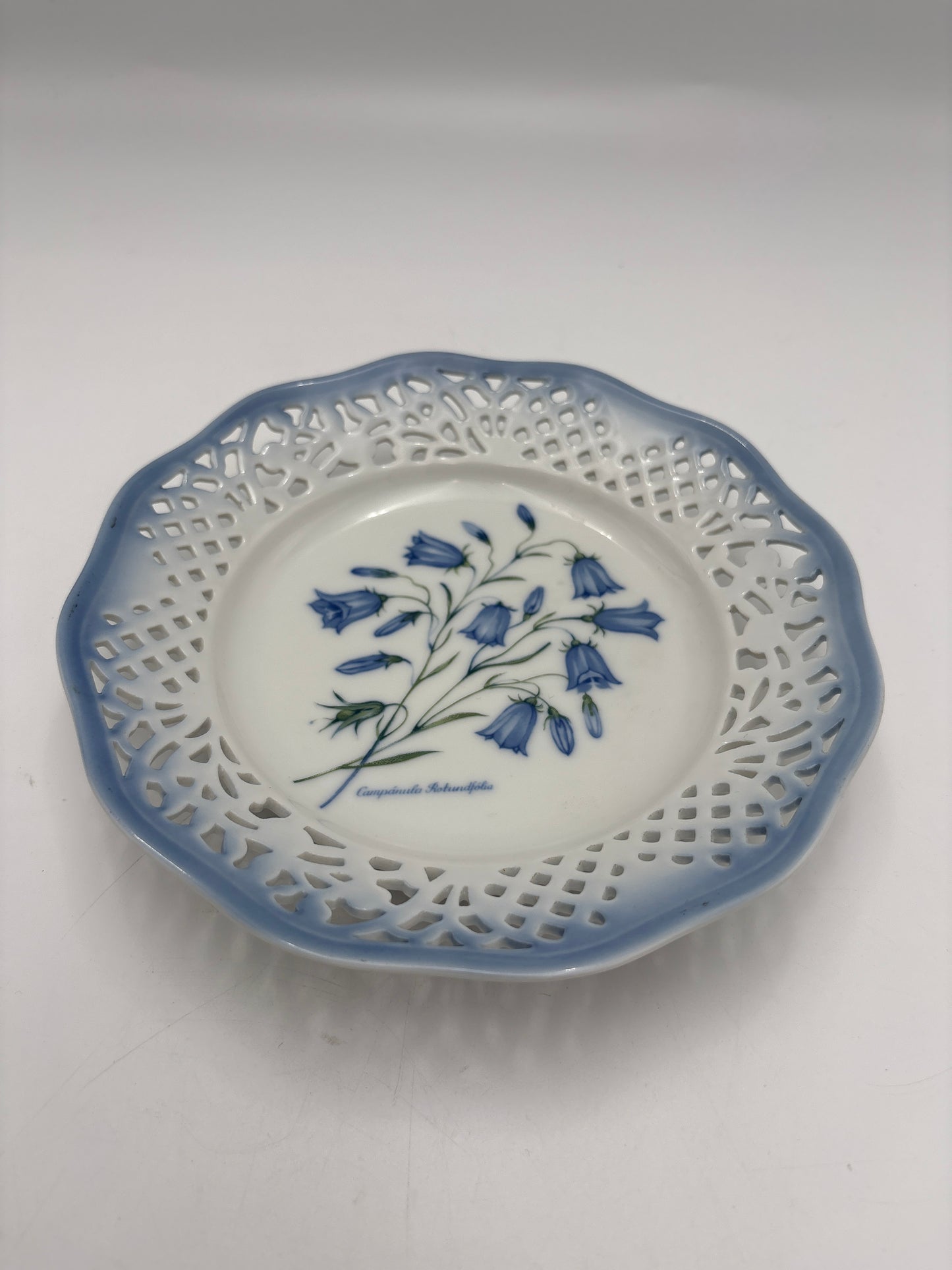 Platte fra Christineholm porcelæn med blå klokkeblomst