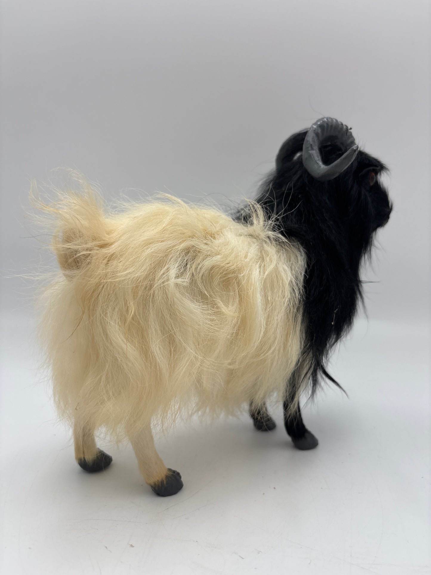 Valais Blackneck goat figur i naturtro kunstpels