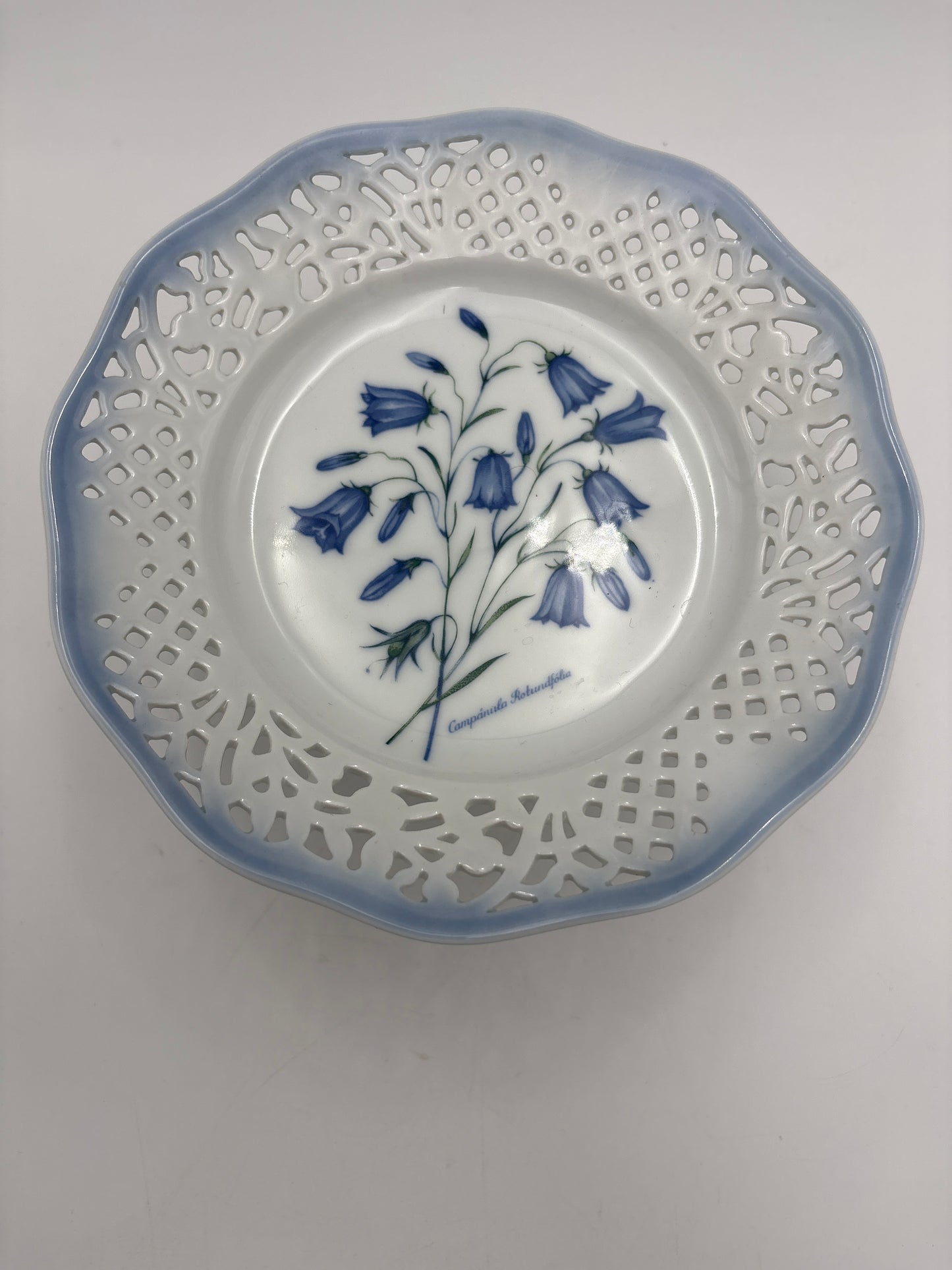 Opsats på fod fra Christineholm porcelæn med blå klokkeblomst