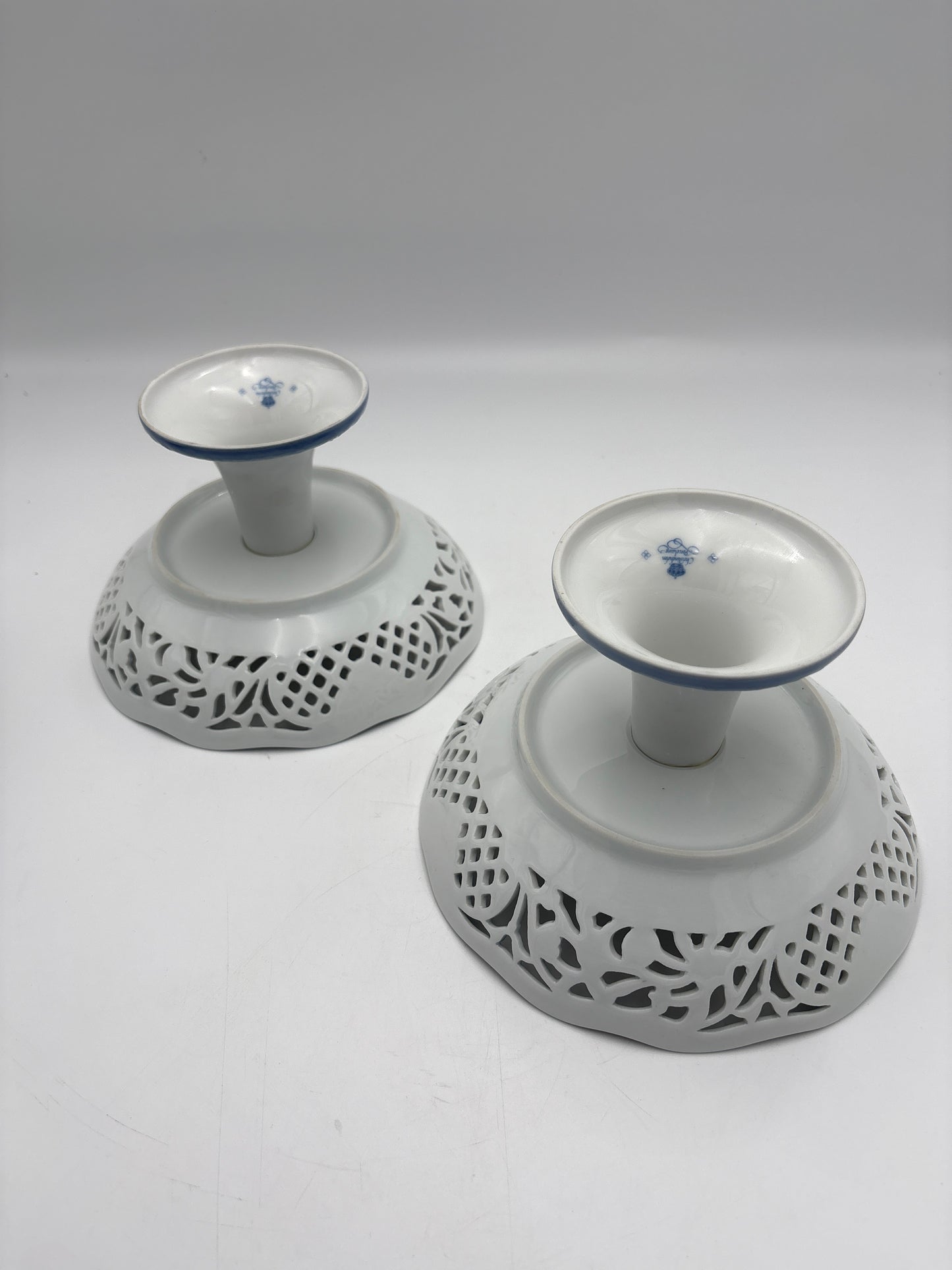 Opsats på fod fra Christineholm porcelæn med blå klokkeblomst