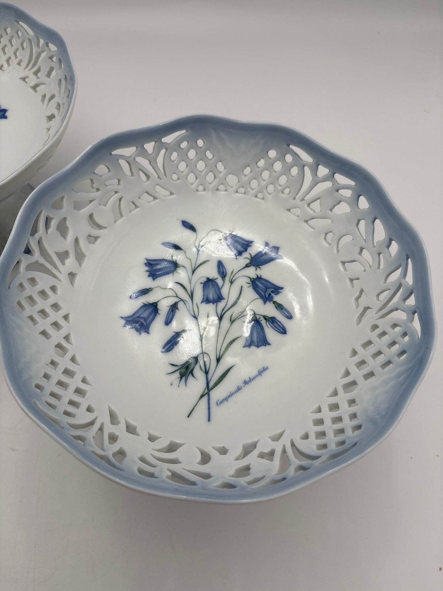 Opsats på fod fra Christineholm porcelæn med blå klokkeblomst