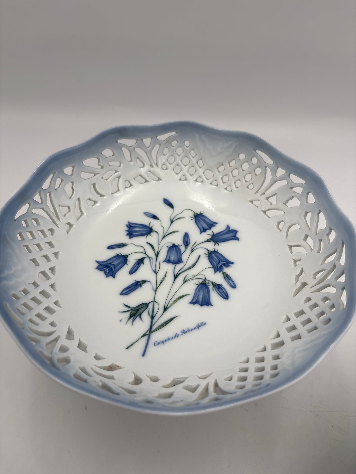 Opsats på fod fra Christineholm porcelæn med blå klokkeblomst