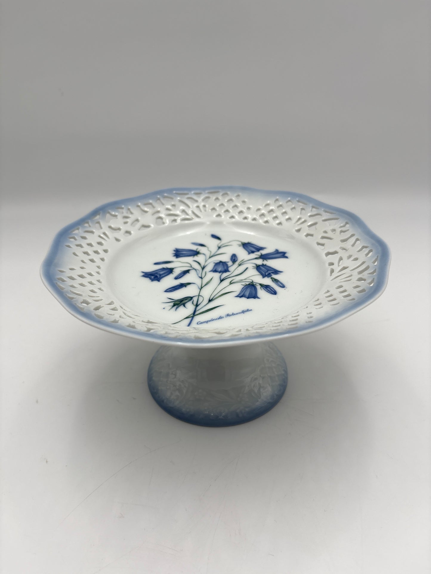 Opsats på fod fra Christineholm porcelæn med blå klokkeblomst