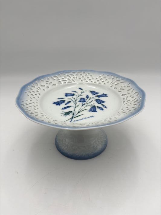 Opsats på fod fra Christineholm porcelæn med blå klokkeblomst