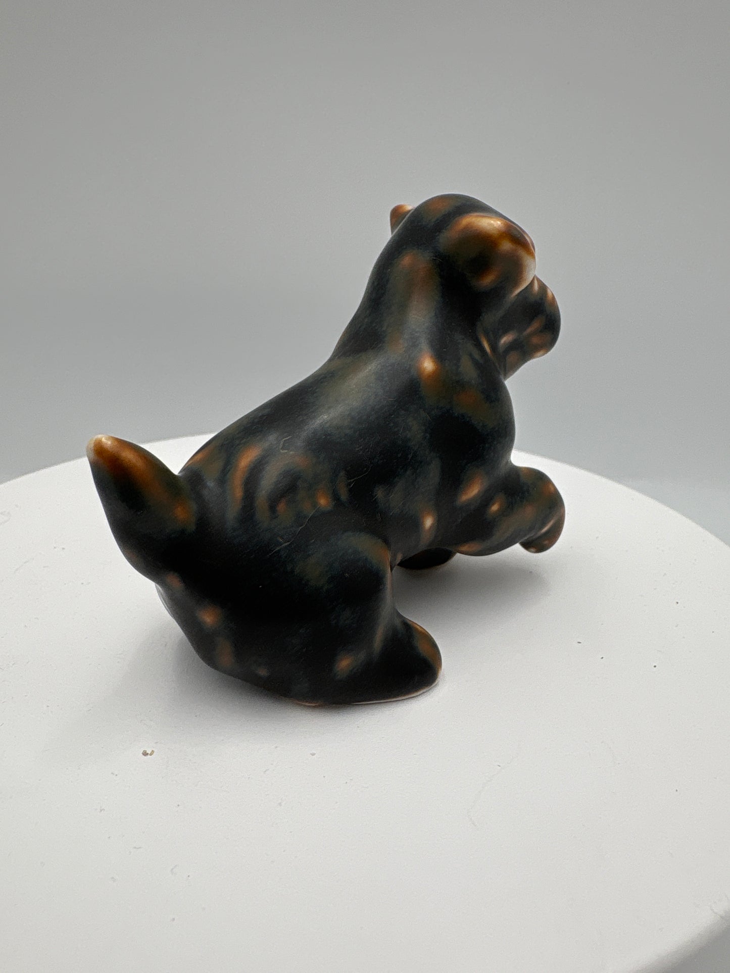 Royal Copenhagen-Jeanne Grut-Hund med løftet forben