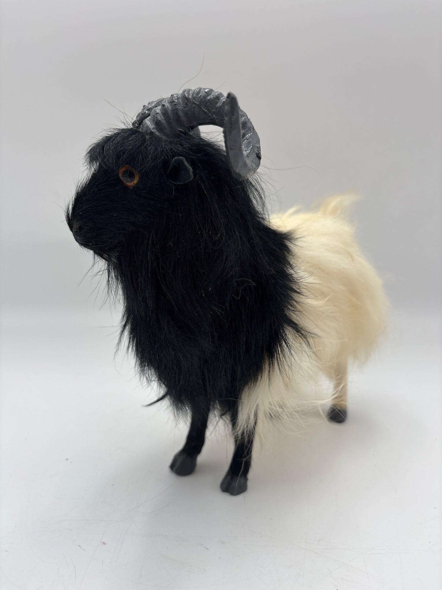 Valais Blackneck goat figur i naturtro kunstpels