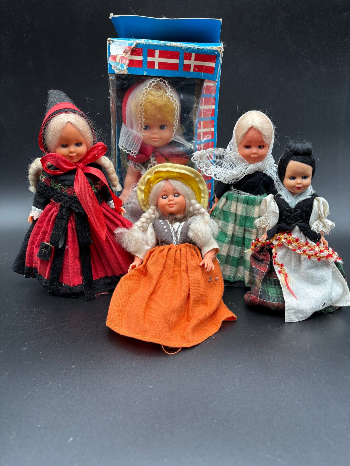 Vintage dukker(H)-5 Ældre souvenirer dukker.