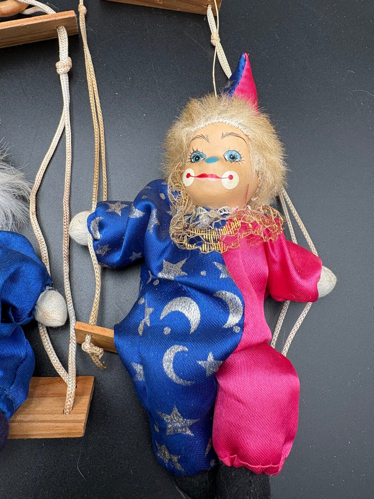 Vintage dukker(L)-Porcelæns klovne på gynge.1 stor og 5 små