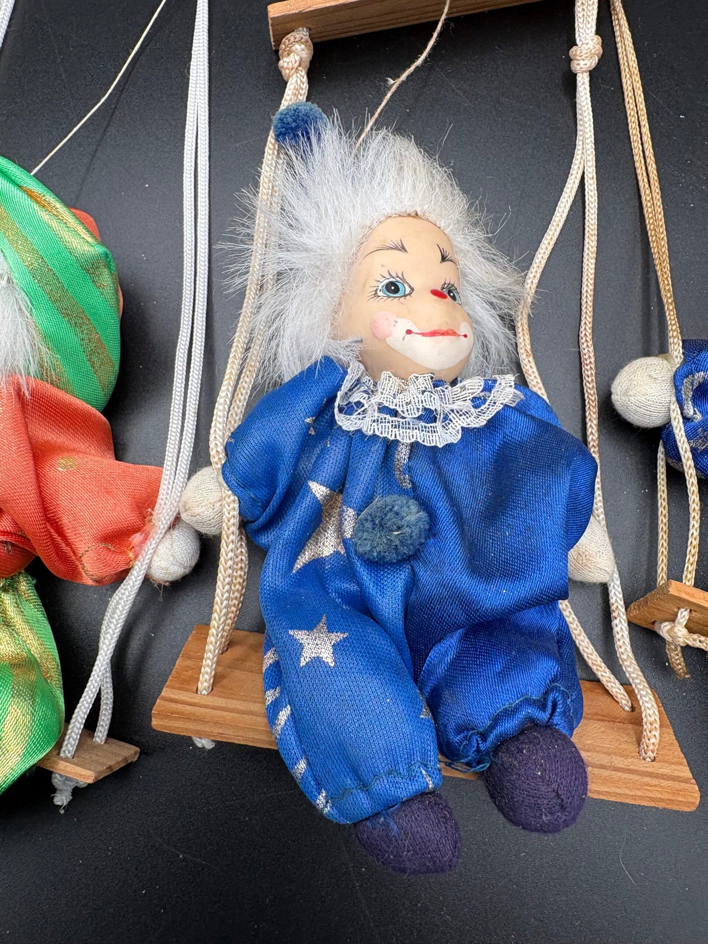 Vintage dukker(L)-Porcelæns klovne på gynge.1 stor og 5 små