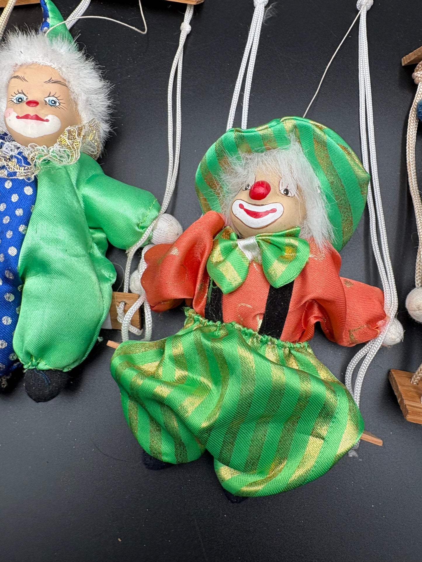 Vintage dukker(L)-Porcelæns klovne på gynge.1 stor og 5 små