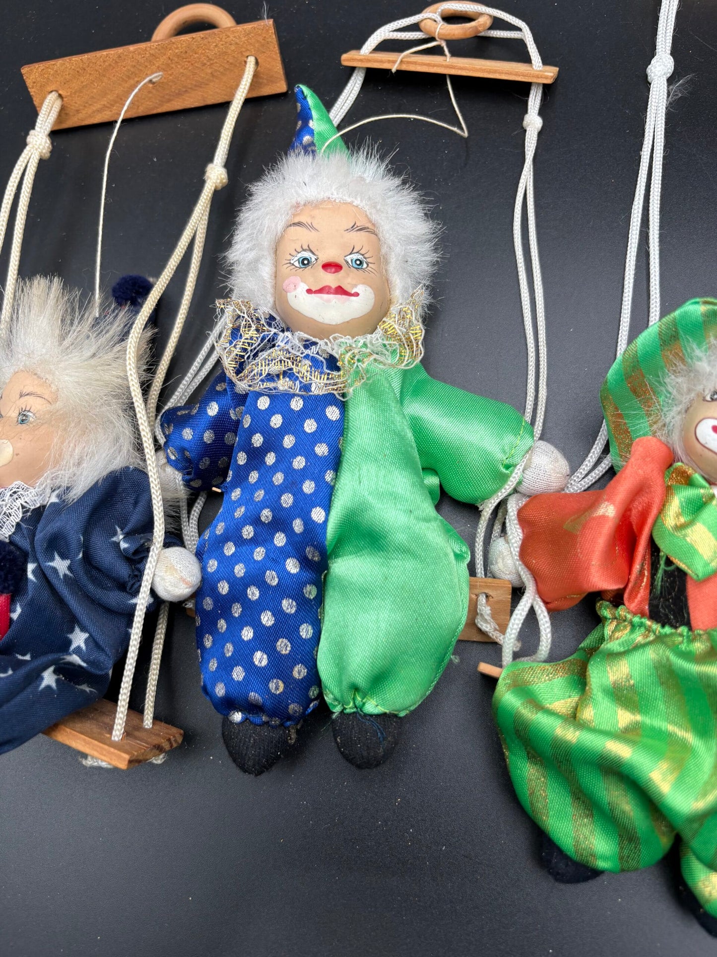 Vintage dukker(L)-Porcelæns klovne på gynge.1 stor og 5 små