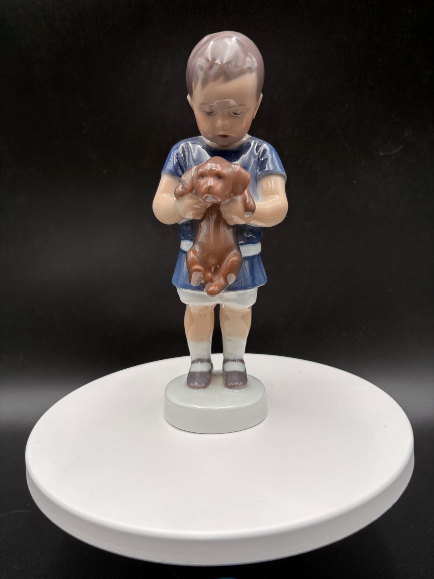Royal Copenhagen porcelænsfigur-Dreng med hund