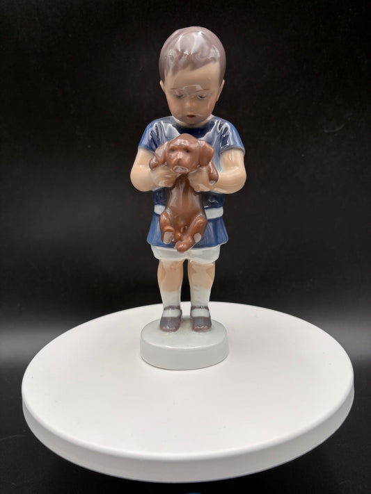 Royal Copenhagen porcelænsfigur-Dreng med hund