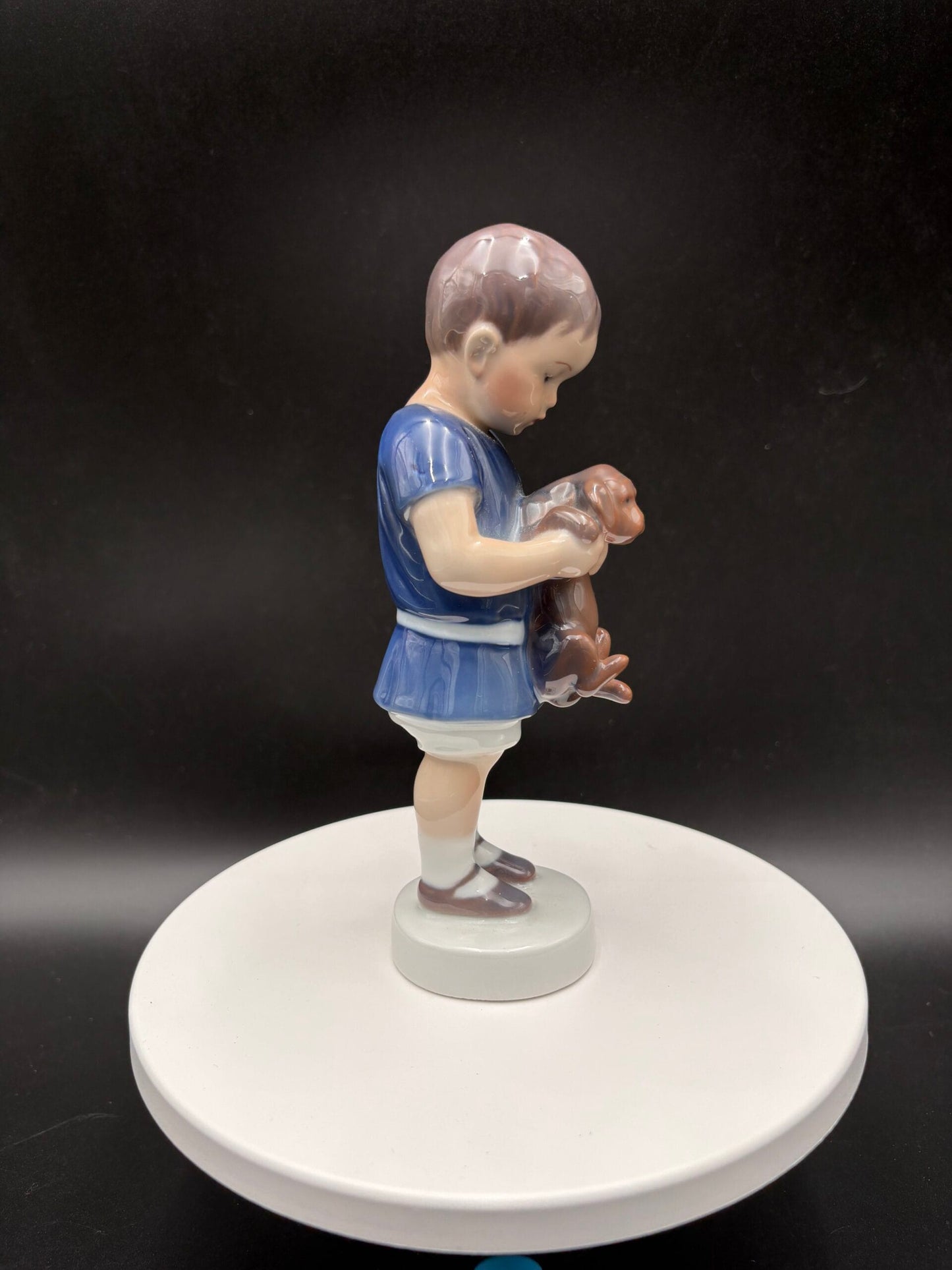Royal Copenhagen porcelænsfigur-Dreng med hund