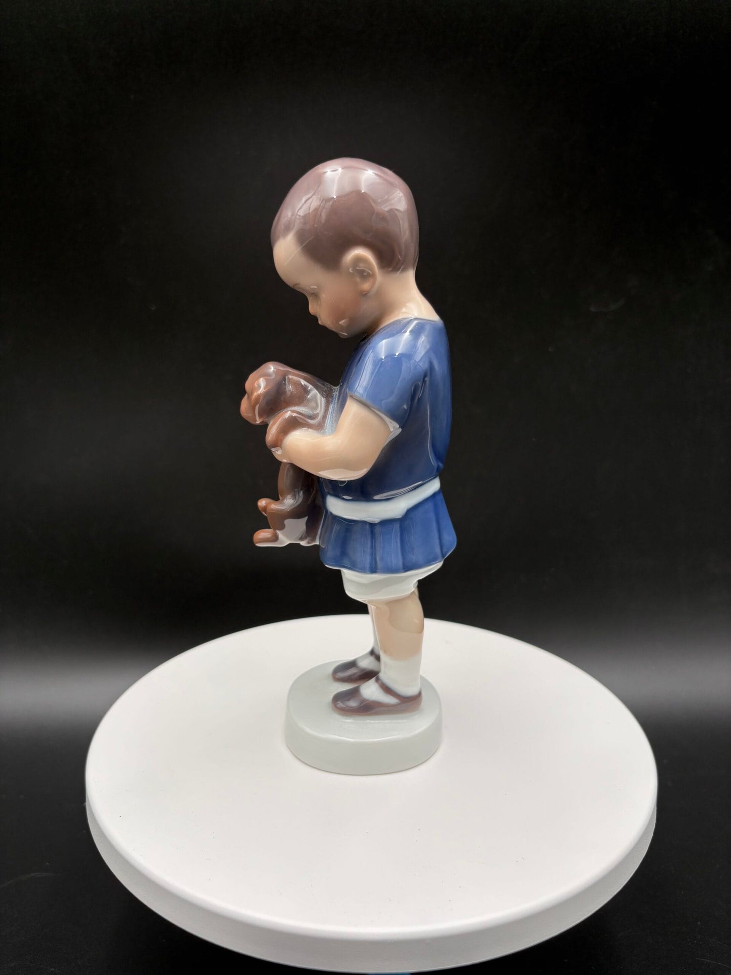 Royal Copenhagen porcelænsfigur-Dreng med hund