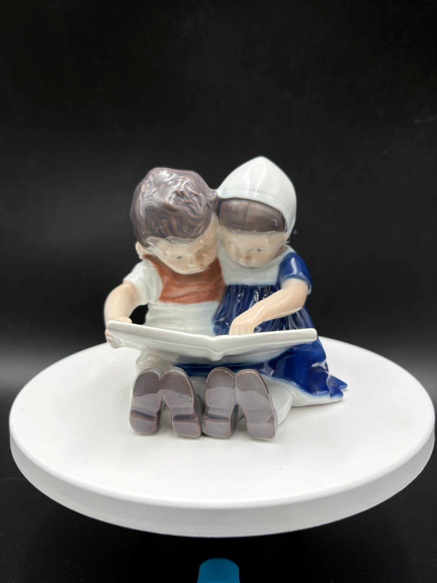Royal Copenhagen porcelænsfigur-2 børn læser bog