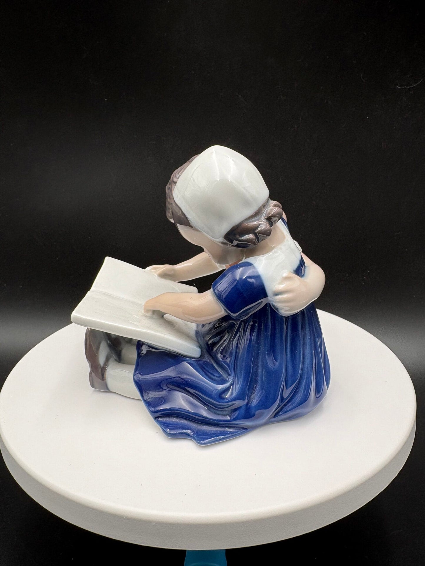 Royal Copenhagen porcelænsfigur-2 børn læser bog