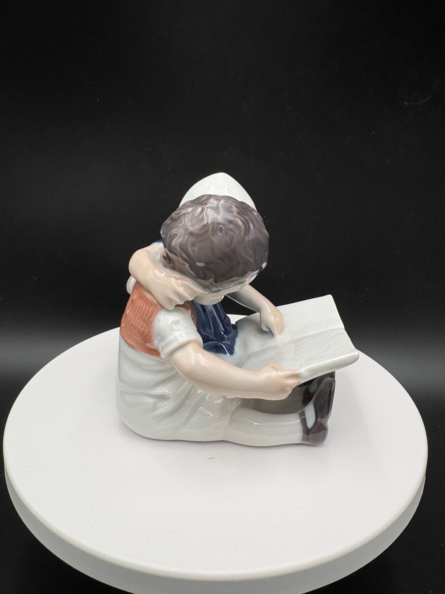 Royal Copenhagen porcelænsfigur-2 børn læser bog