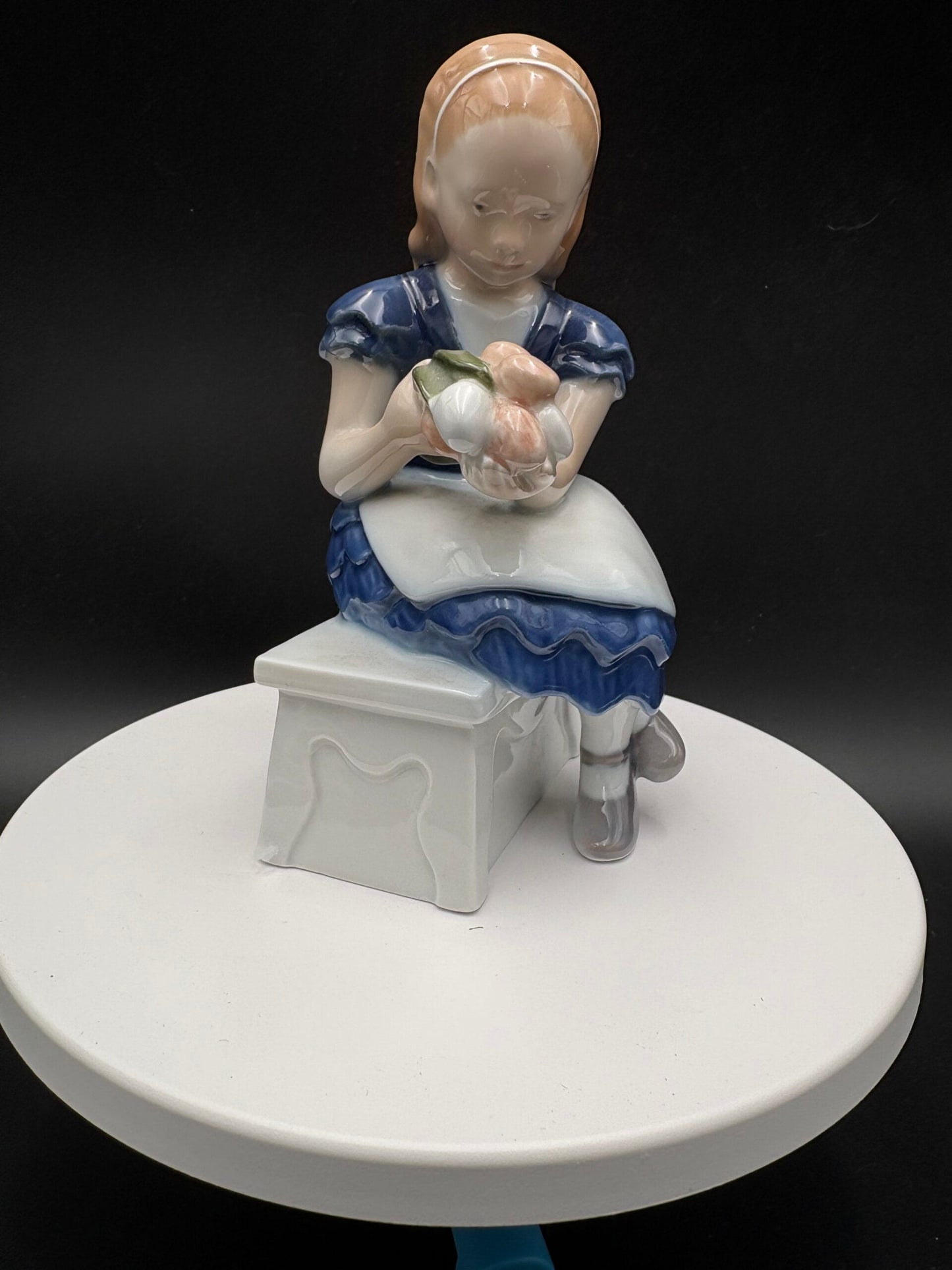 Royal Copenhagen porcelænsfigur-Pige med blomster