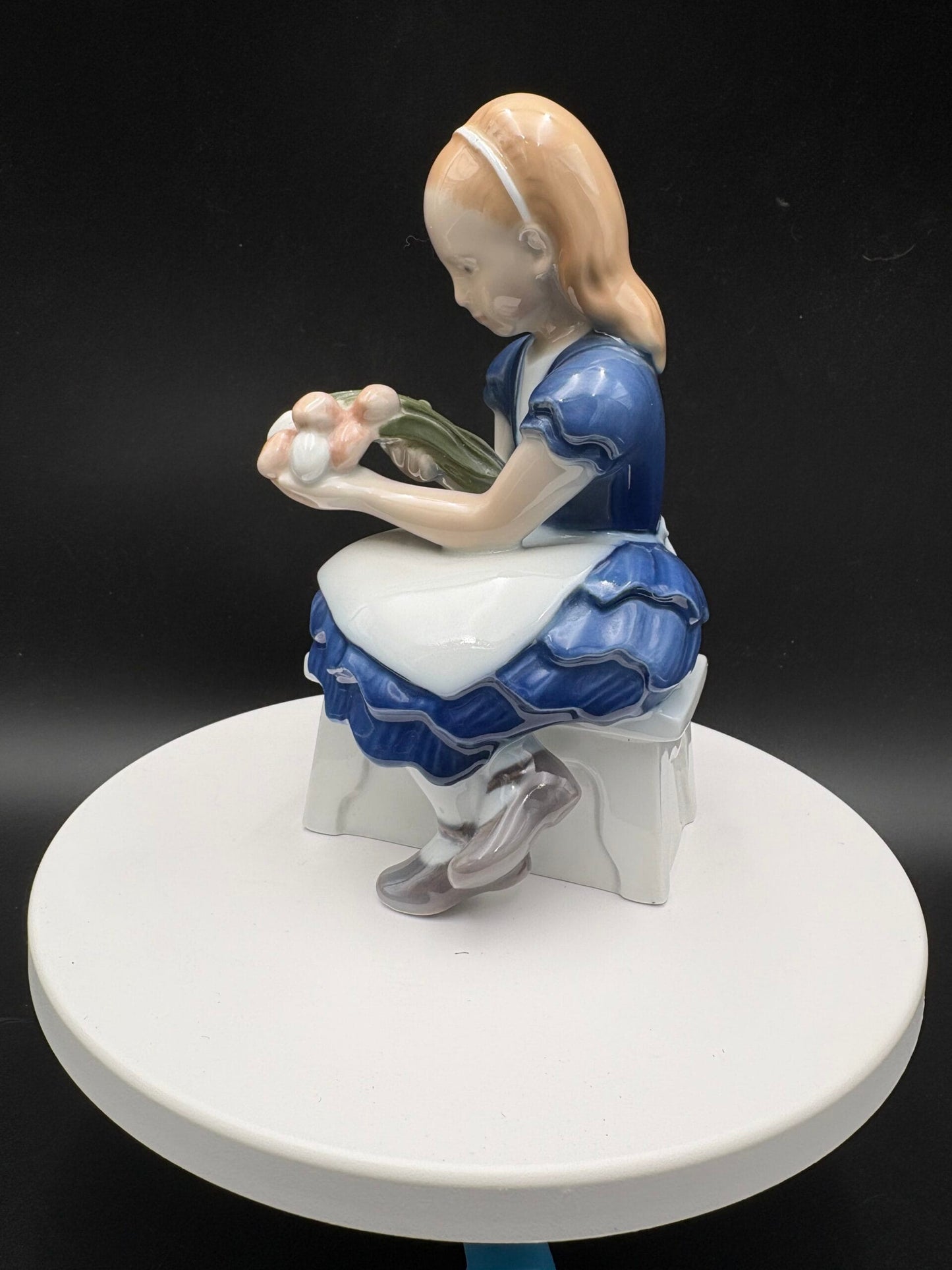Royal Copenhagen porcelænsfigur-Pige med blomster