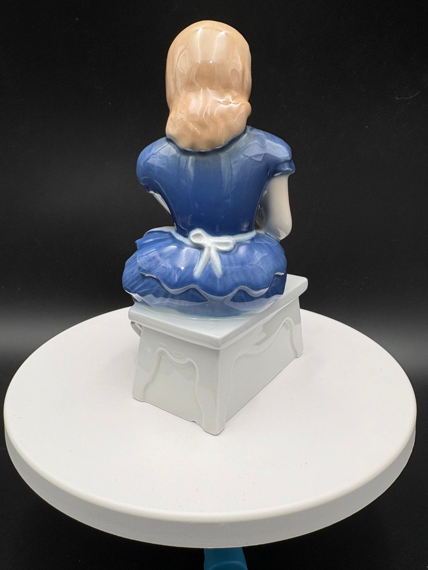 Royal Copenhagen porcelænsfigur-Pige med blomster
